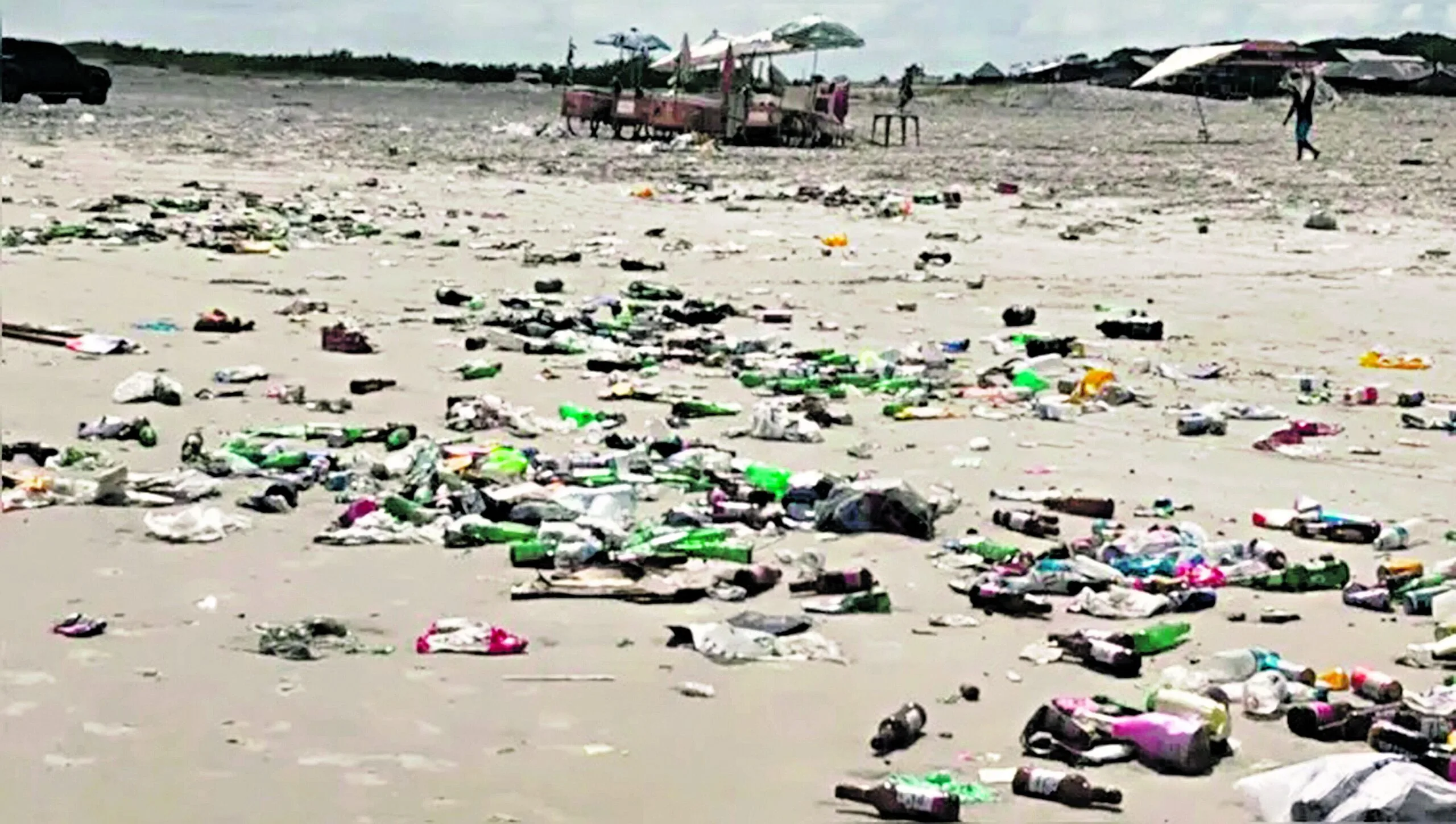 Todo mês de julho é a mesma coisa, o balneário fica repleto de veranistas que aproveitam o Atalaia, mas grande parte não se preocupa em respeitar o meio ambiente com o descarte correto dos resíduos sólidos