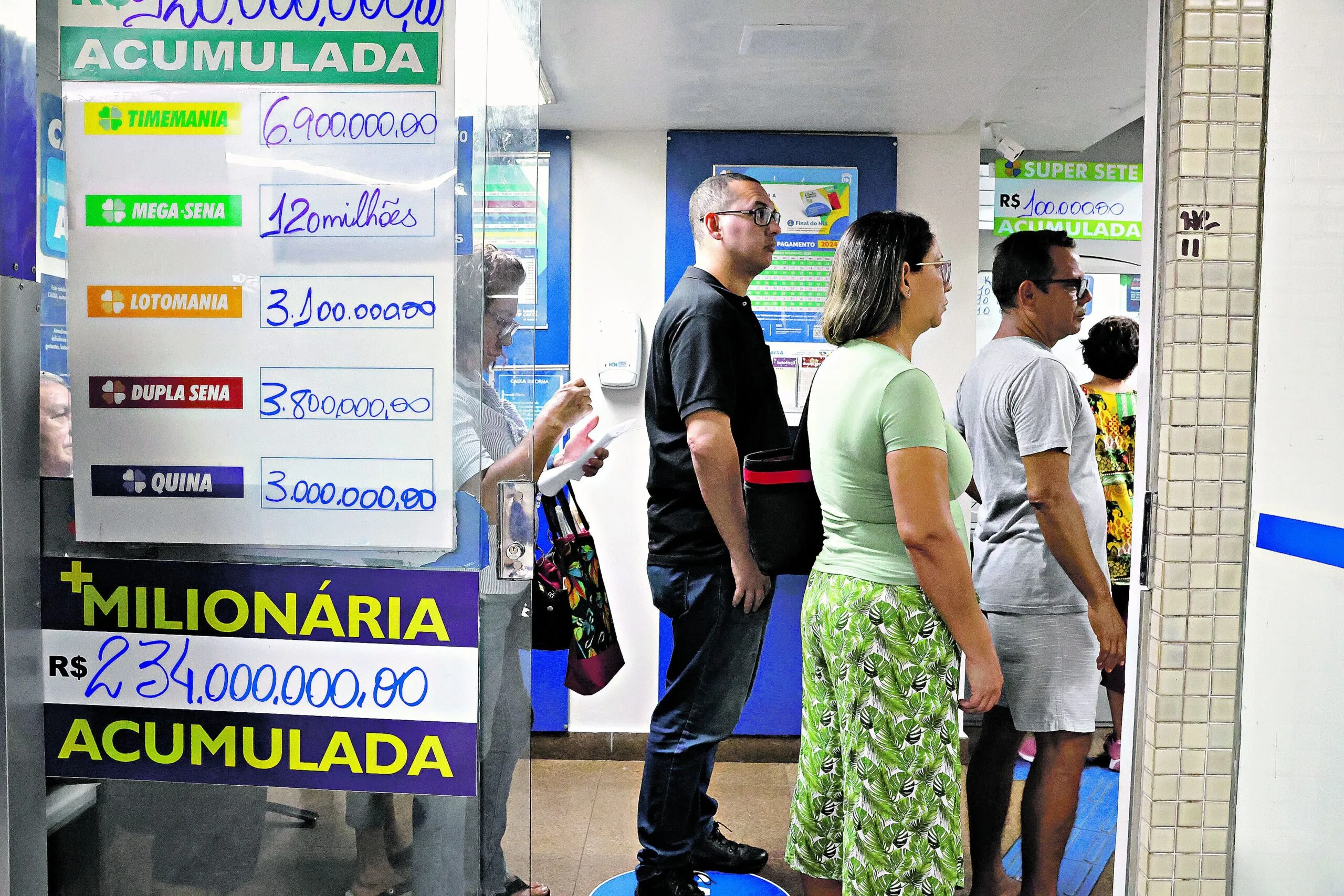 Nesta terça-feira (30), a Mega-Sena, que está acumulada, pode pagar R$ 100 milhões pelo concurso 2755. O sorteio será realizado a partir das 20h