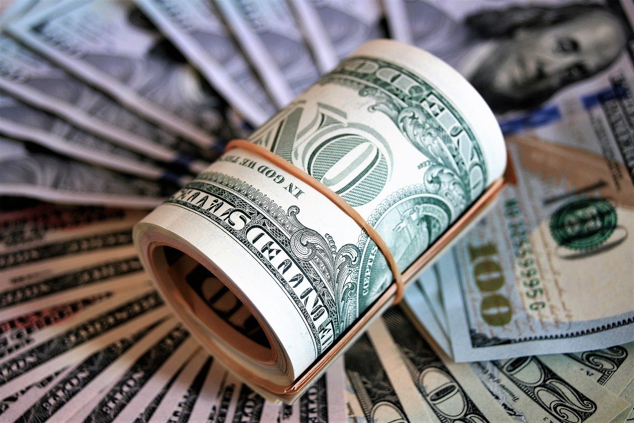 Com o dólar valorizado frente ao real, profissões remotas voltadas ao exterior permitem multiplicar sua renda — e viver com mais liberdade geográfica e financeira.