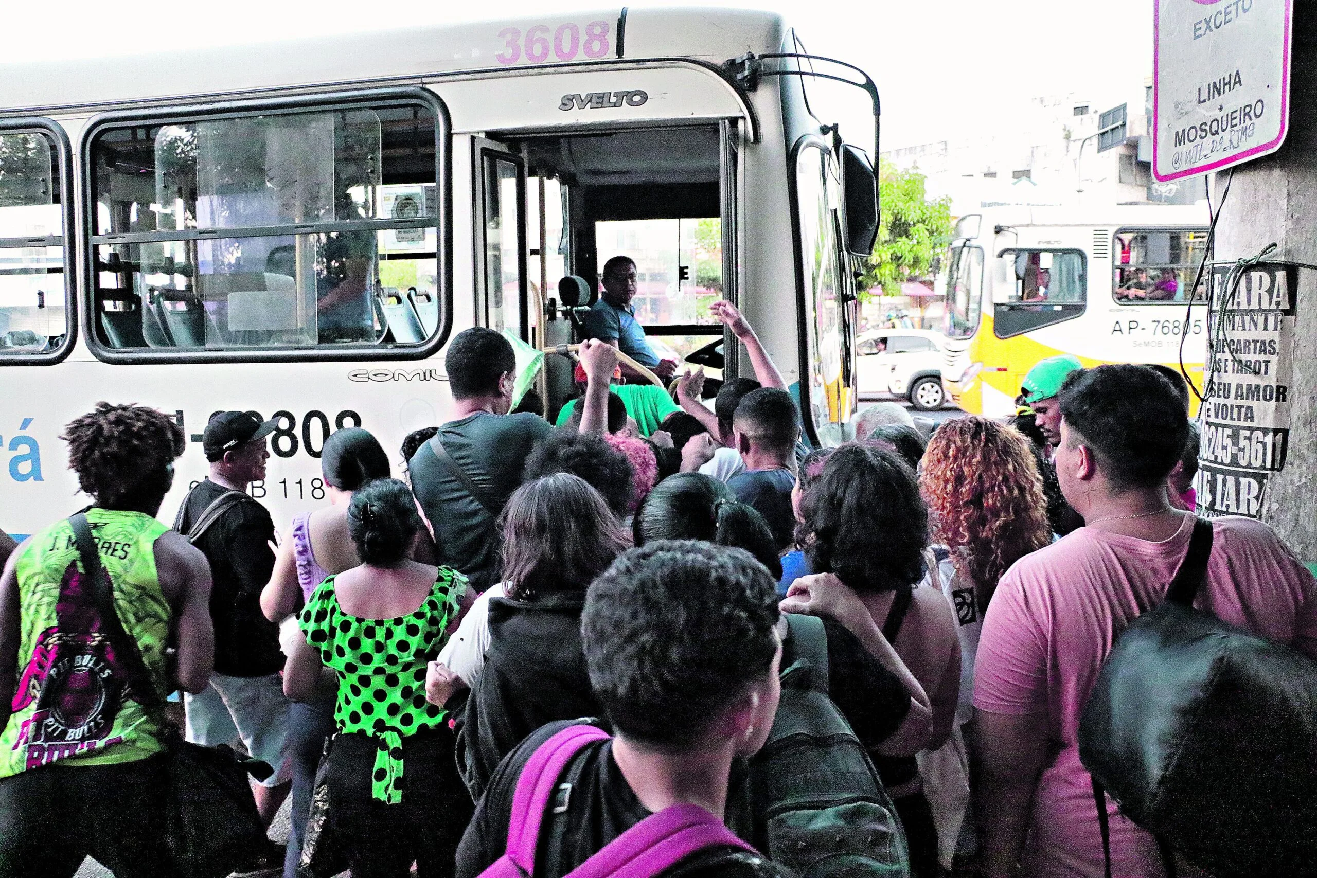 Todos os dias, é o mesmo cenário: poucos ônibus e os que aparecem estão lotados, os veículos são velhos e sujos, e nem o BRT da Almirante Barroso funciona direito. Sem contar a falta de acessibilidade nos coletivos Foto Celso Rodrigues/ Diário do Pará.