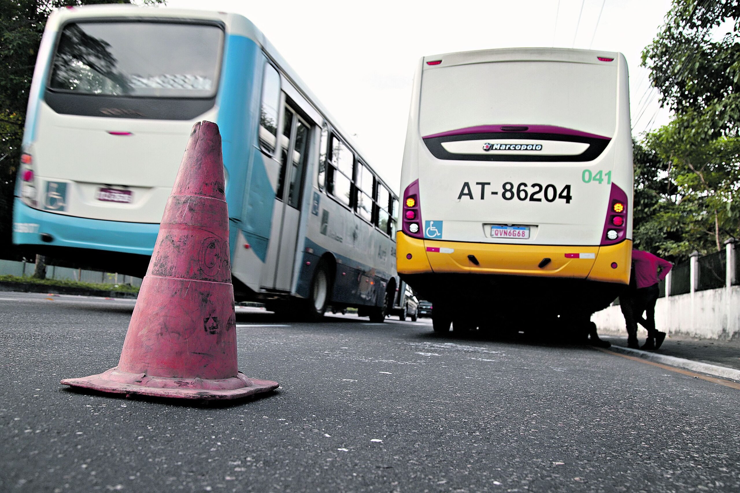 A medida surge em resposta a um acordo judicial firmado entre a gestão anterior, liderada pelo ex-prefeito Edmilson Rodrigues, e o Sindicato de Transporte de Passageiros de Belém (Setransbel), que prevê o aumento da passagem para R$ 5.