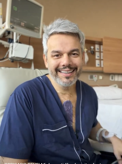 O apresentador foi submetido a uma cirurgia no peito. A cirurgia foi realizada em São Paulo, no Hospita Sírio Libanês.