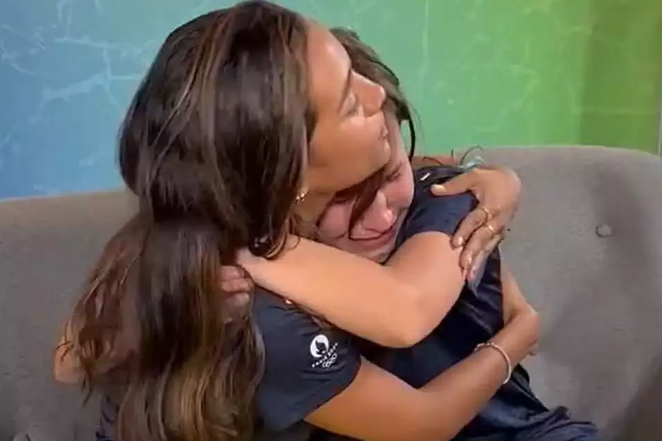 Filho de Murilo Rosa chora de emoção ao conhecer Rayssa Leal; veja