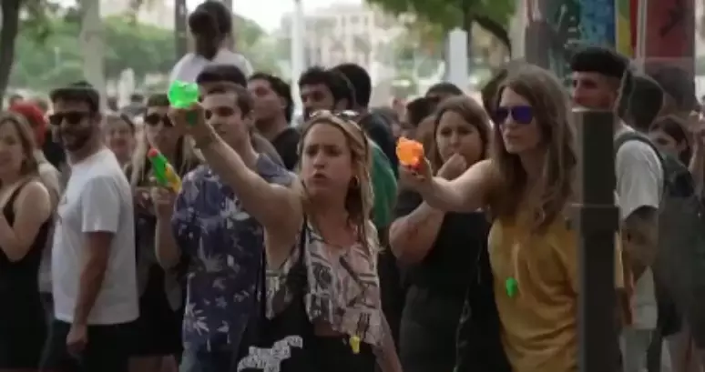 Sob o lema "Vamos pôr limites ao turismo", milhares de manifestantes se reuniram no último domingo nos pontos turísticos mais importantes de Barcelona,