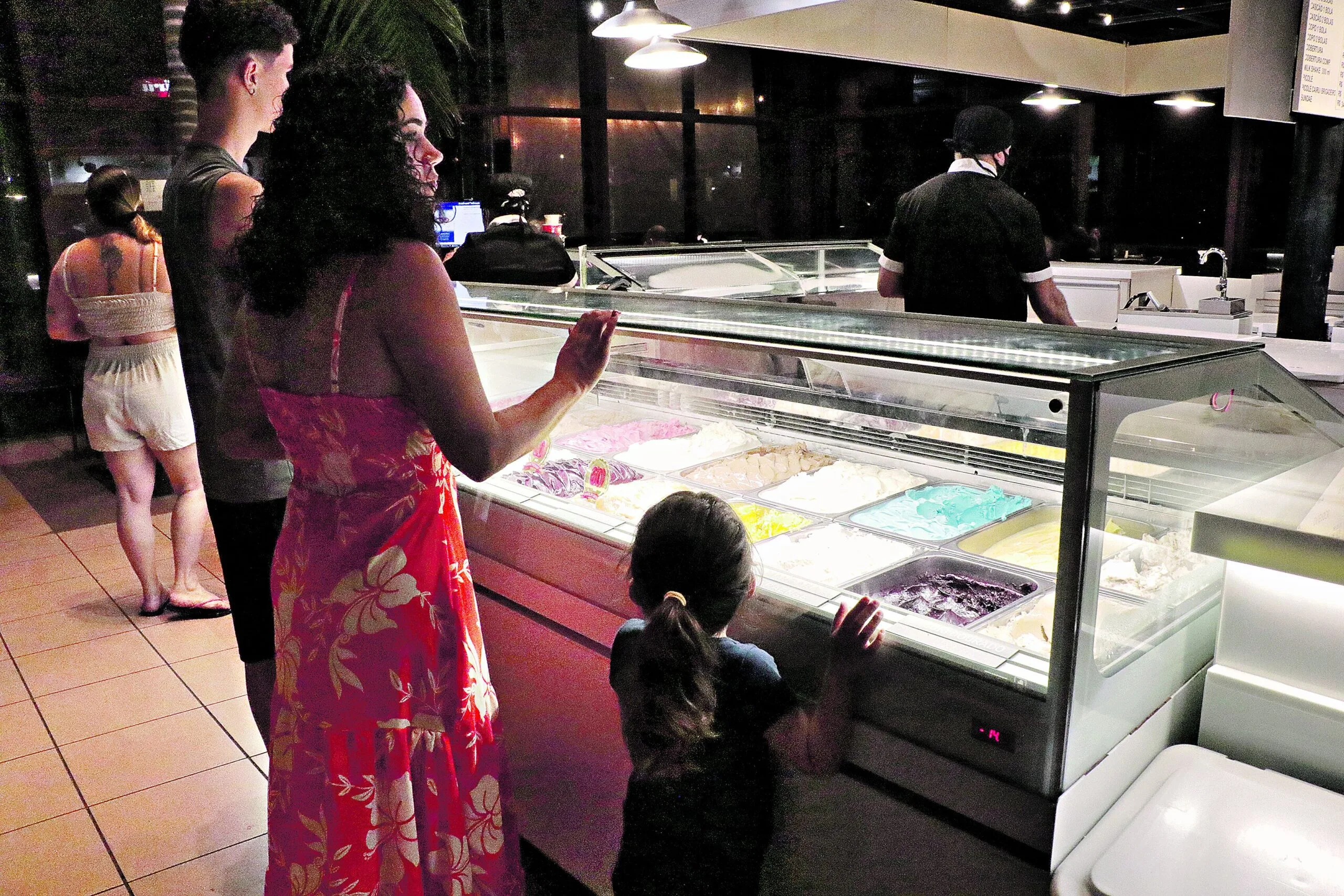 Em Belém, clientes elogiam os sabores locais, enquanto os sorveteiros celebram as boas vendas Foto: Mauro Ângelo/ Diário do Pará.