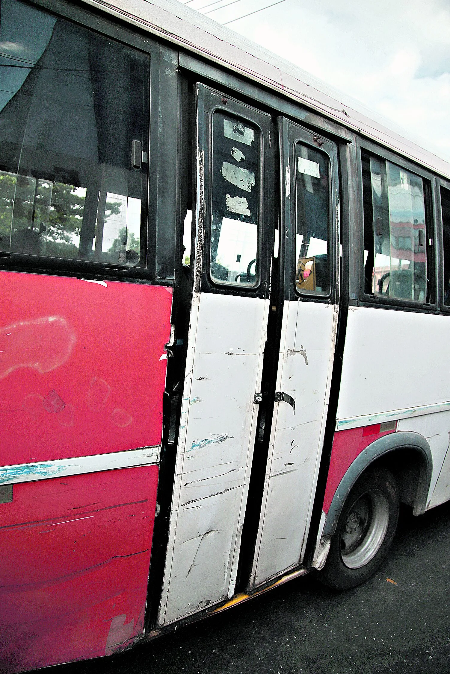 Daniel Santos disse que os veículos teriam wi-fi, ar condicionados e tarifas mais baratas. Mas, um ano depois, a situação da população que depende do transporte coletivo no município só piora a cada dia Foto: Wagner Almeida / Doário do Pará.