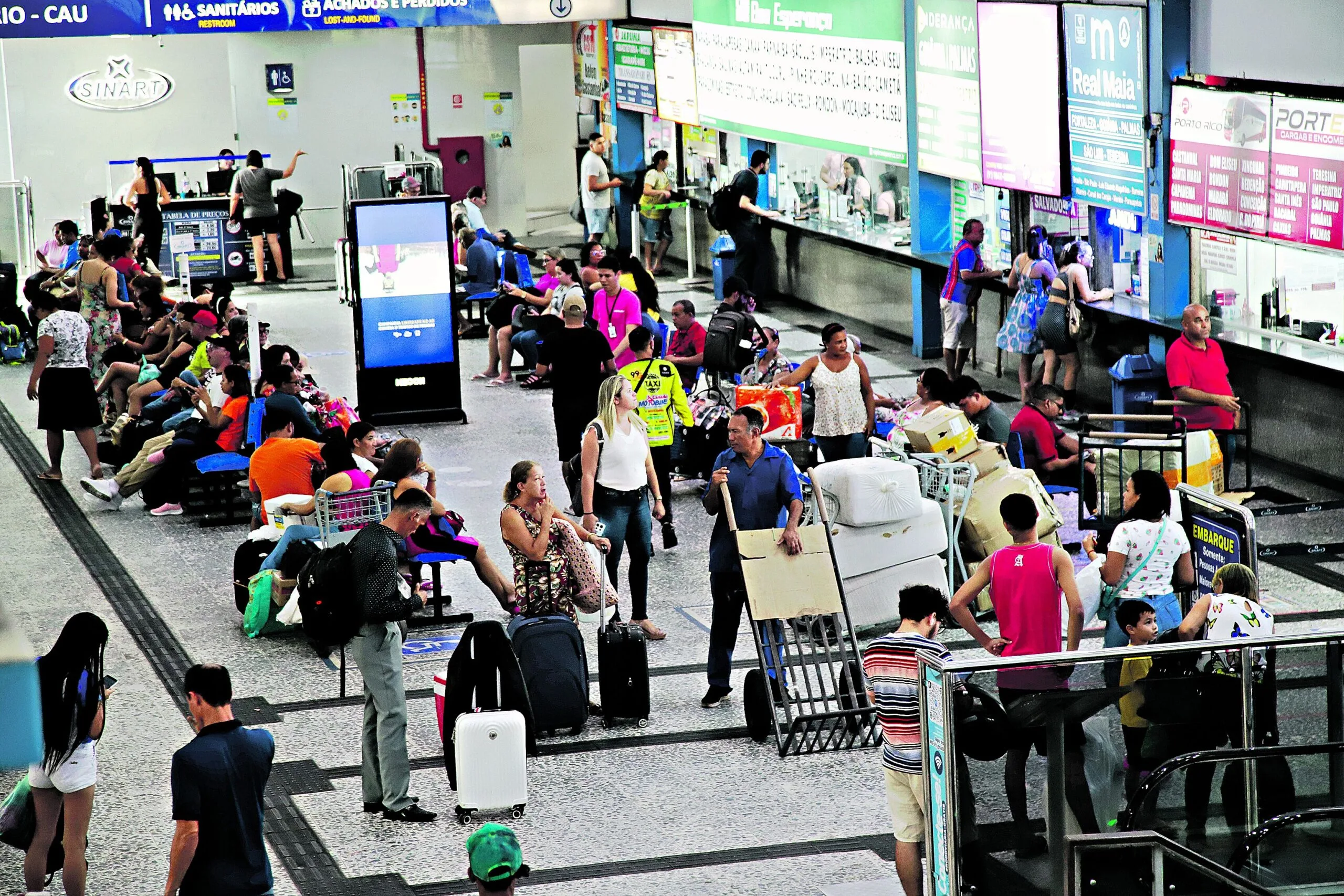 Estimativa sobre embarques e desembarques é da Sinart, que administra o Terminal Rodoviário de Belém, para este primeiro fim de semana de julho. Usuários relatam viagens para rever a família, relaxar e até lucrar Foto: Wagner Almeida / Doário do Pará.