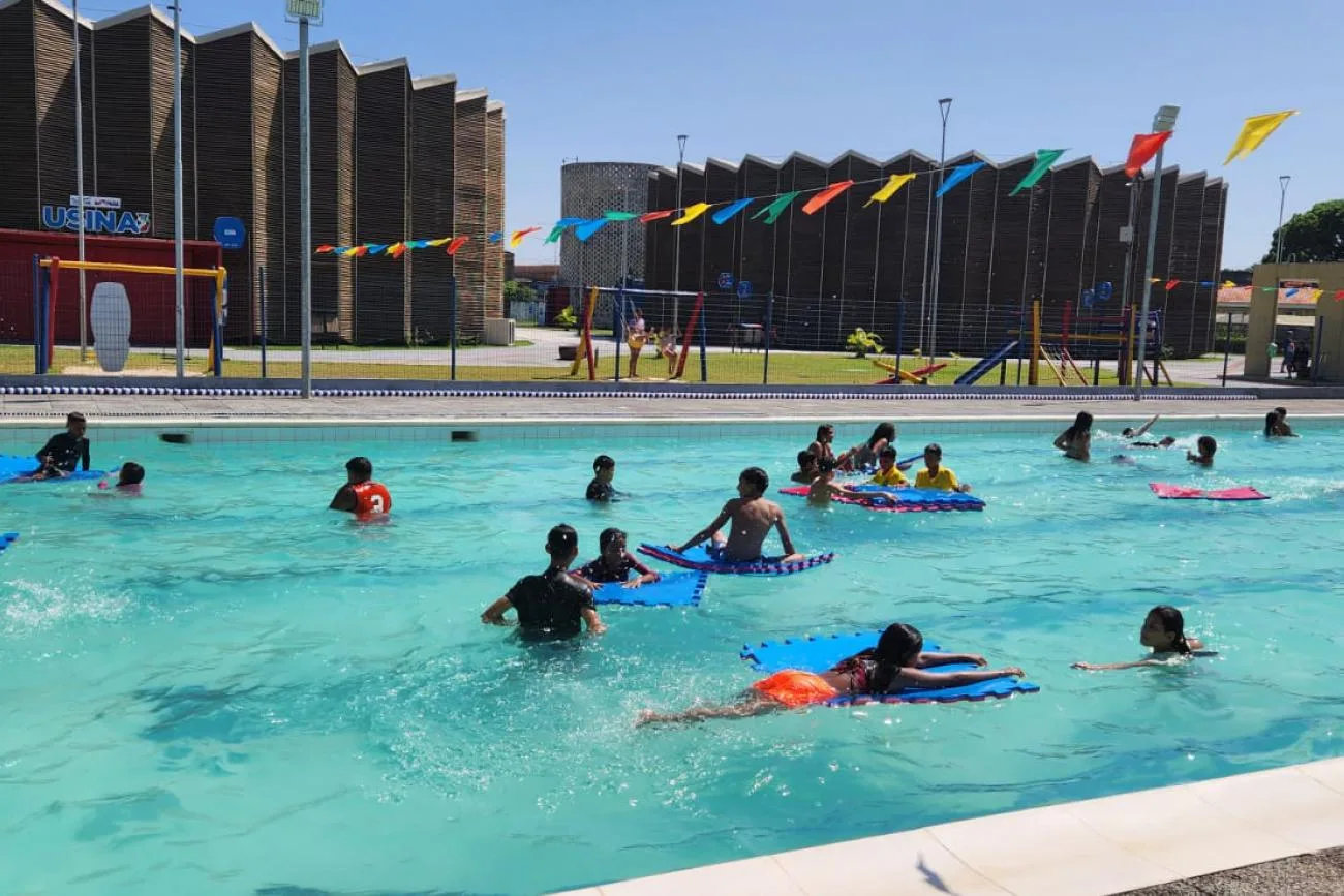 Além das piscinas liberadas, também estão sendo oferecidas atividades esportivas, como vôlei, tênis de mesa, entre outros