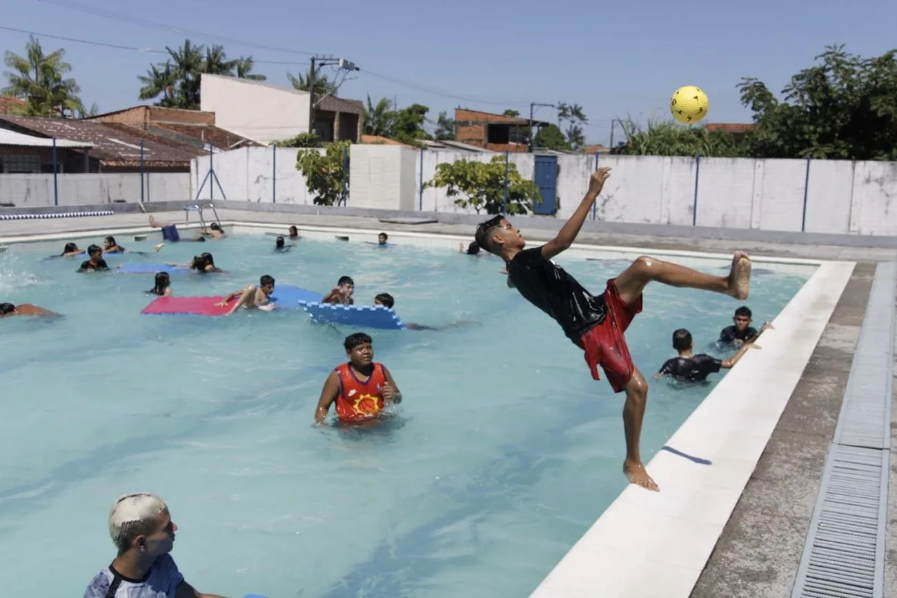 No segundo final de semana das férias, crianças, adolescentes e adultos aproveitaram a piscina e as atividades esportivas nos complexos de cidadania do governo do Estado