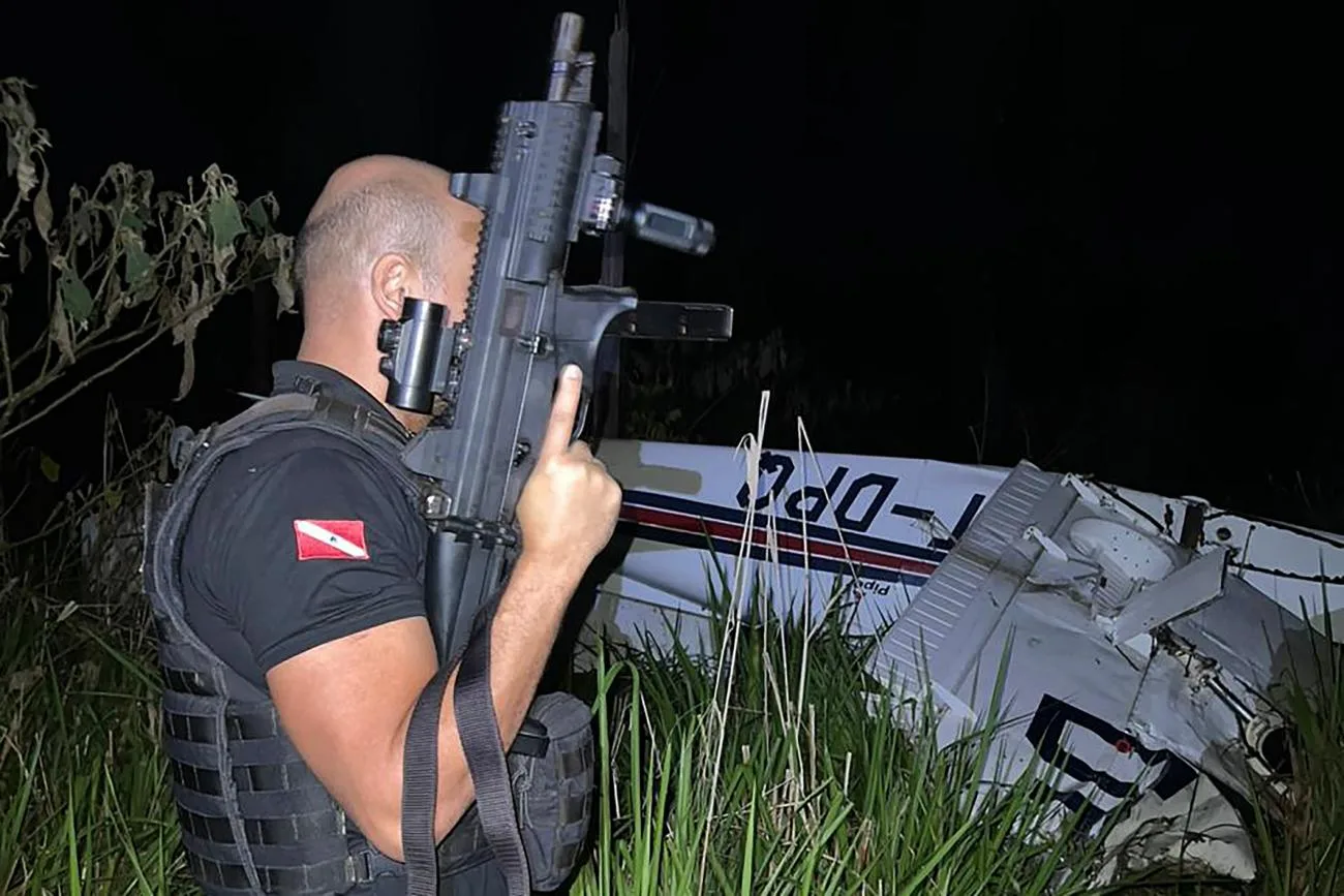 Equipes das Polícias Civil e Militar localizaram o monomotor na região da vila Moça Bonita, perímetro rural do município no sudoeste paraense