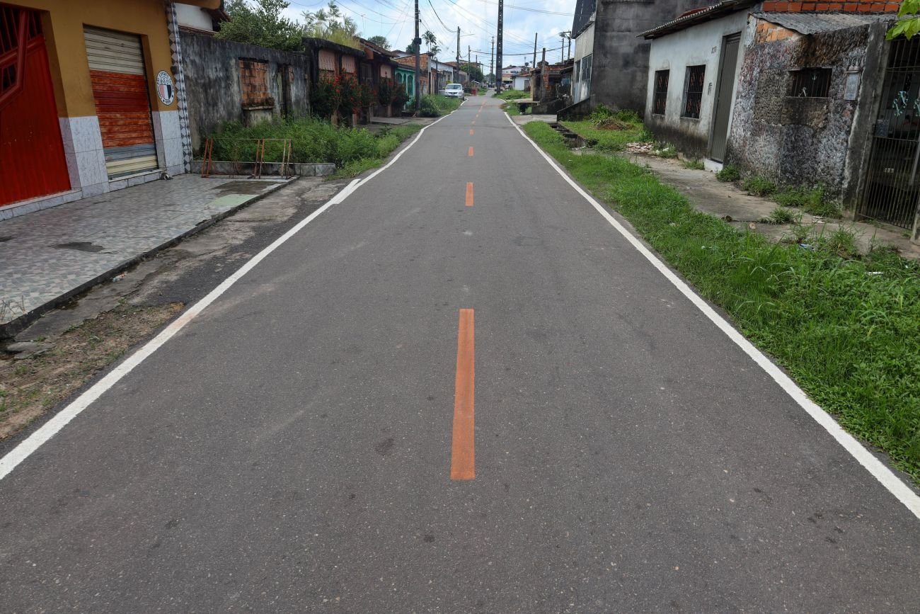 O Governo do Estado entrega, na noite desta terça-feira, 13, onze vias asfaltadas no bairro da Cabanagem, em Belém, por meio do Programa 