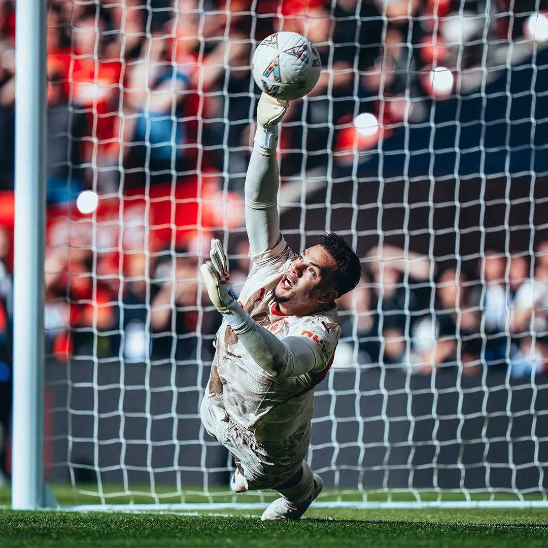 O goleiro brasileiro Ederson brilhou pegando uma cobrança de Sancho e convertendo a sua.