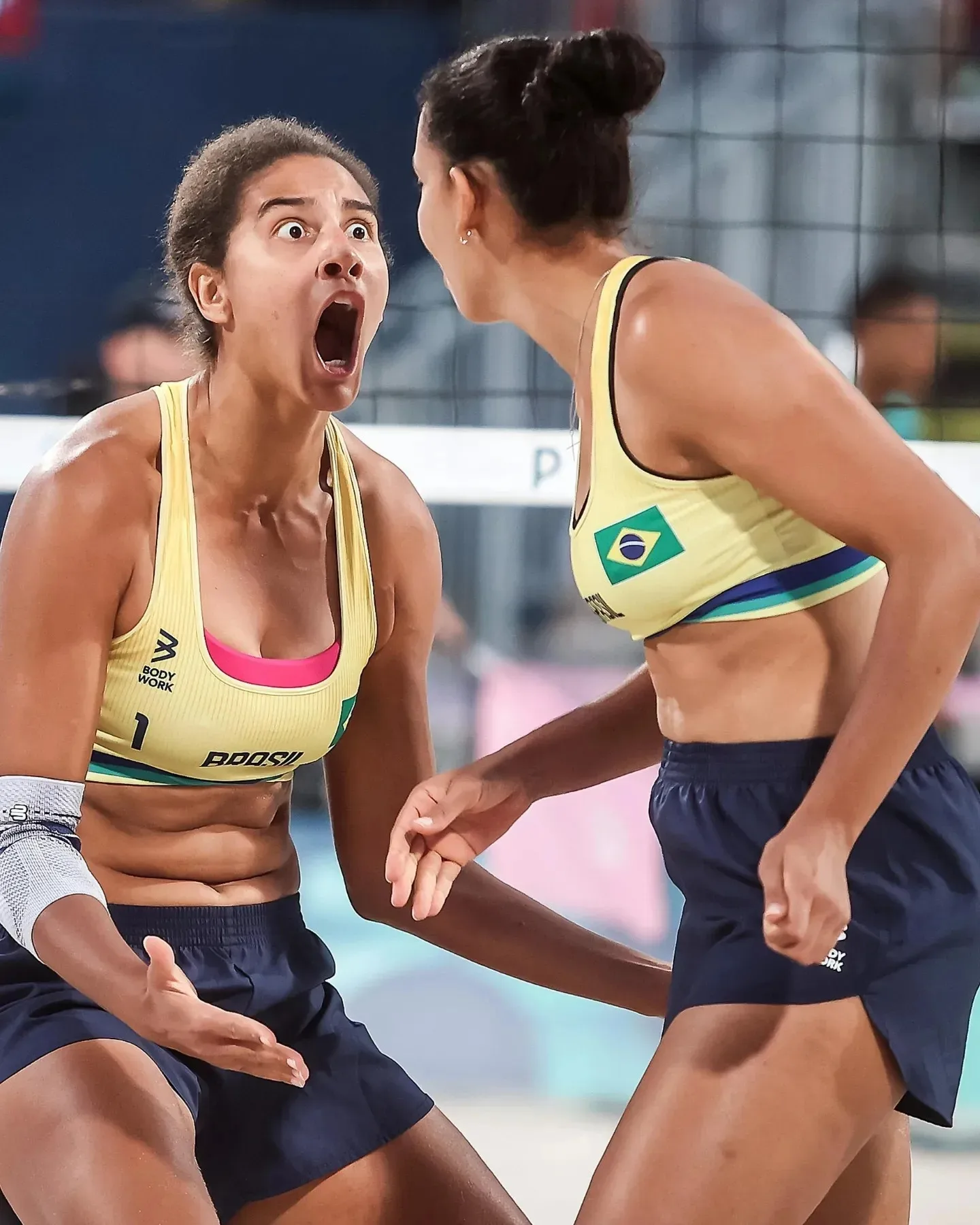 A dupla brasileira venceu as australianas Mariafe e Clancy, nesta sexta-feira (8) por 2 sets a 1 [20/22, 21/15 e 15/12].