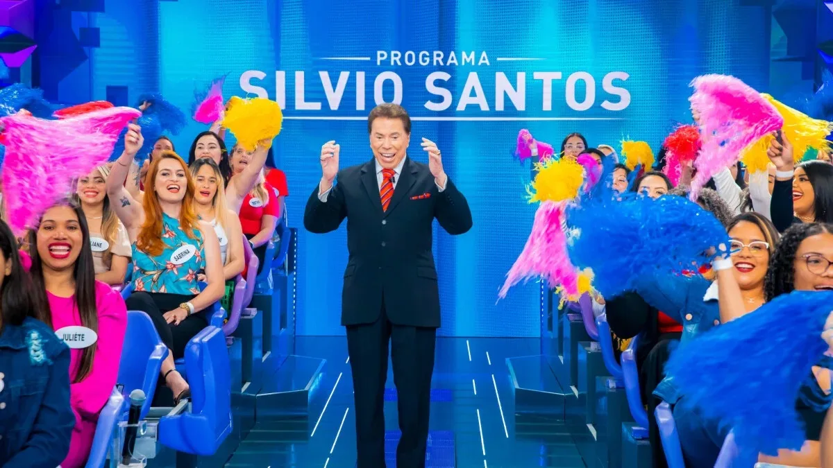 Silvio começou a carreira como camelô, aos 14 anos, e antes de completa a maioridade já havia vencido um concurso na Rádio Guanabara para preencher uma vaga de locutor na emissora.