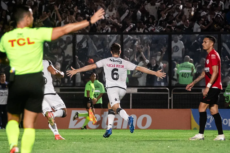 Derrotado em casa apenas uma vez no ano, o Vasco fez valer a força em São Januário e venceu o Atlético-GO por 1 a 0