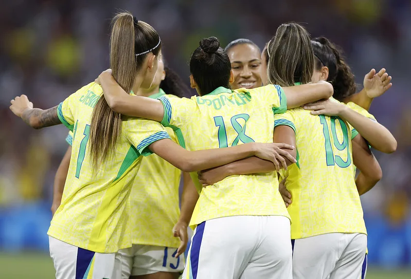 Às 12h, será a vez do futebol feminino ir em busca do ouro, em duelo contra os EUA.