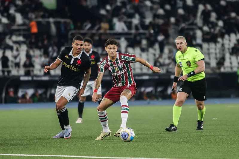 O Vasco jogou melhor e foi eficiente para vencer o Fluminense por 2 a 0 em um polêmico clássico neste sábado (11), no Estádio Nilton Santos