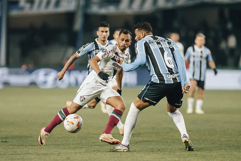 O Grêmio contou com dois gols de Reinaldo em três minutos para vencer o Fluminense, de virada, por 2 a 1.