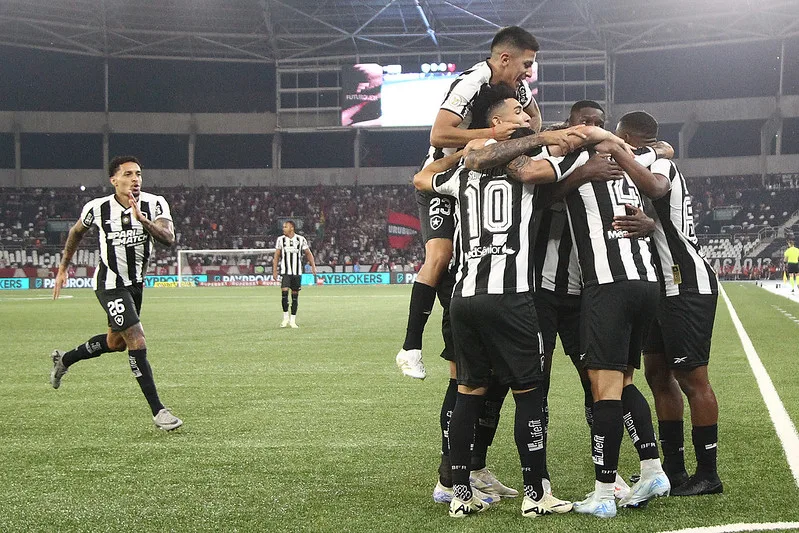 Com o resultado, o líder Botafogo chegou a 46 pontos, enquanto o Flamengo fica estacionado nos 41 pontos, ainda em terceiro.