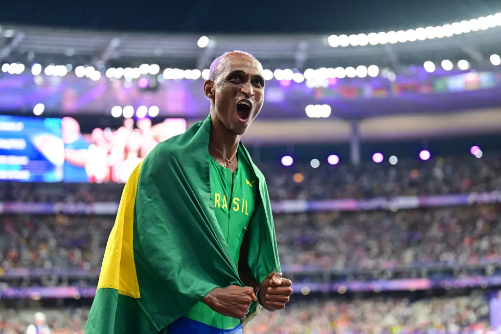 Alison dos Santos conquista o bronze nos 400m com barreiras em Paris 2024. FOTO: Martin Bernetti/AFP