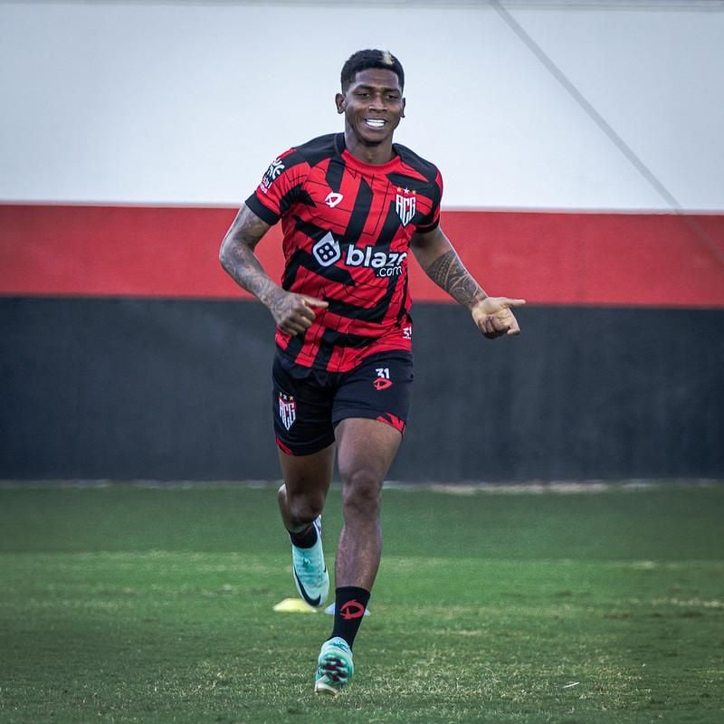 Jogador do Atlético-GO, Yony González negocia com a diretoria do Paysandu para vestir a camisa alviceleste. Atacante vive seca e ainda não marcou gols este ano