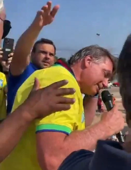 Bolsonaro participa de uma série de agendas com correligionários no Rio Grande do Norte, e estava em cima de um trio elétrico quando foi surpreendido pelos insetos.