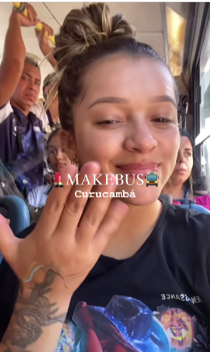 ma jovem e 24 anos, moradora de Ananindeua, vem fazendo sucesso nas redes sociais ensinando como se maquiar num ônibus em movimento.