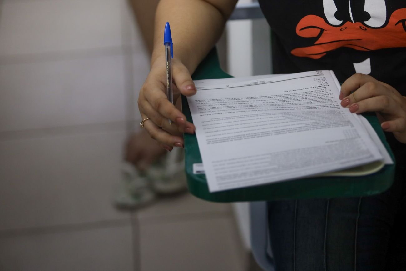 A jornada de trabalho será de 30 horas semanais, com expediente de 6 horas diárias.