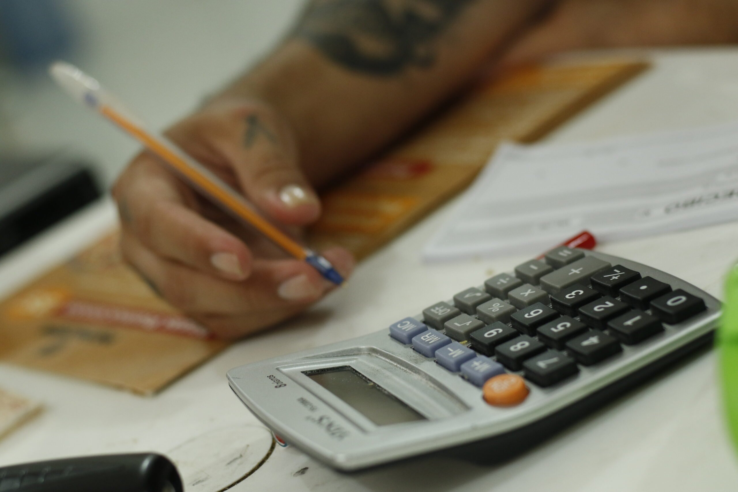 Muitas pessoas buscam limpar o nome de forma rápida, especialmente para regularizar sua situação financeira e poder voltar a ter acesso a crédito.