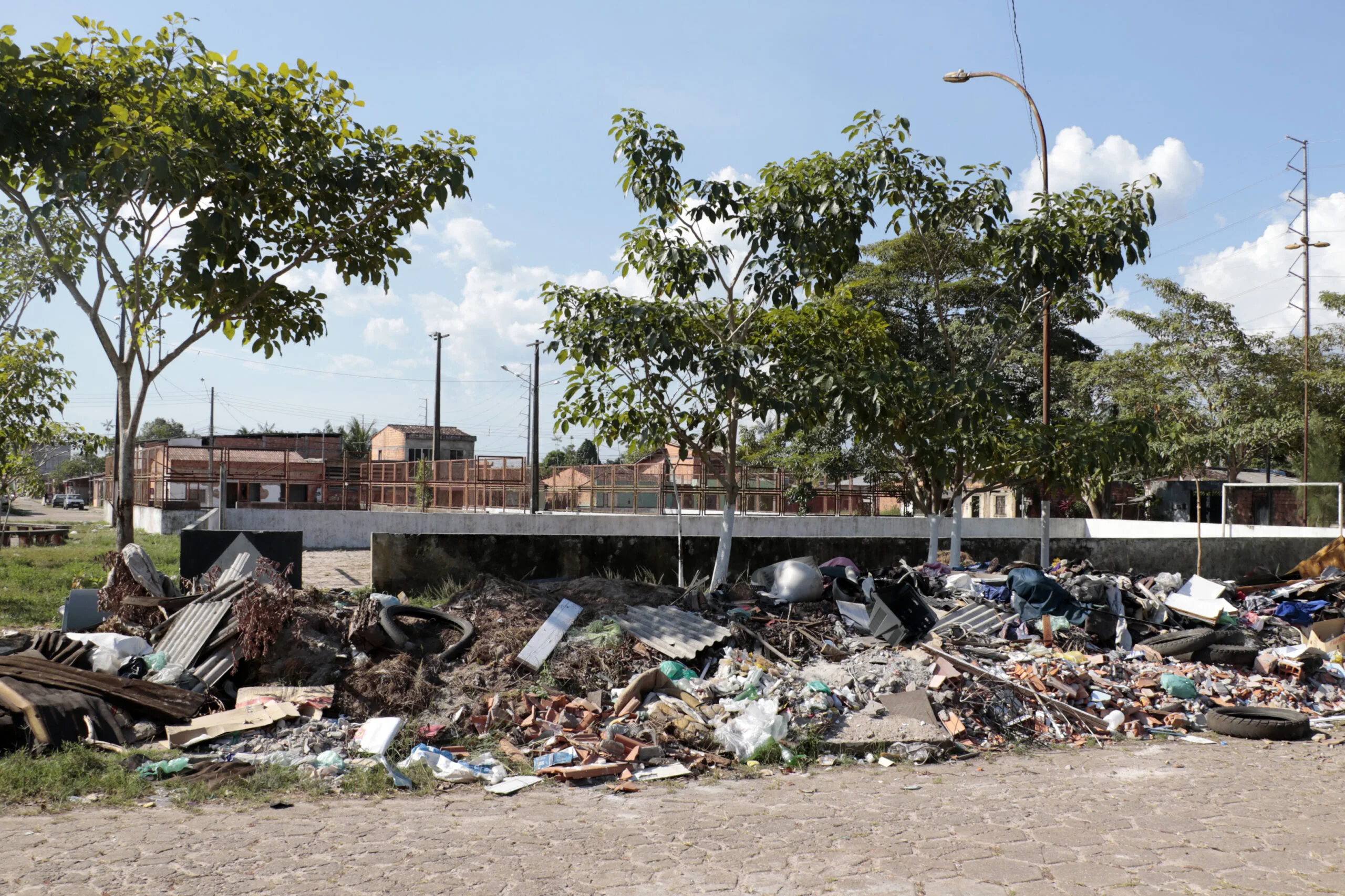 A Praça Tio Carlito, no bairro do Aurá, era um espaço para a prática de esportes e de lazer, mas está há tempos sem nenhuma manutenção da Prefeitura, mesmo com valores repassados pelo Governo do Estado