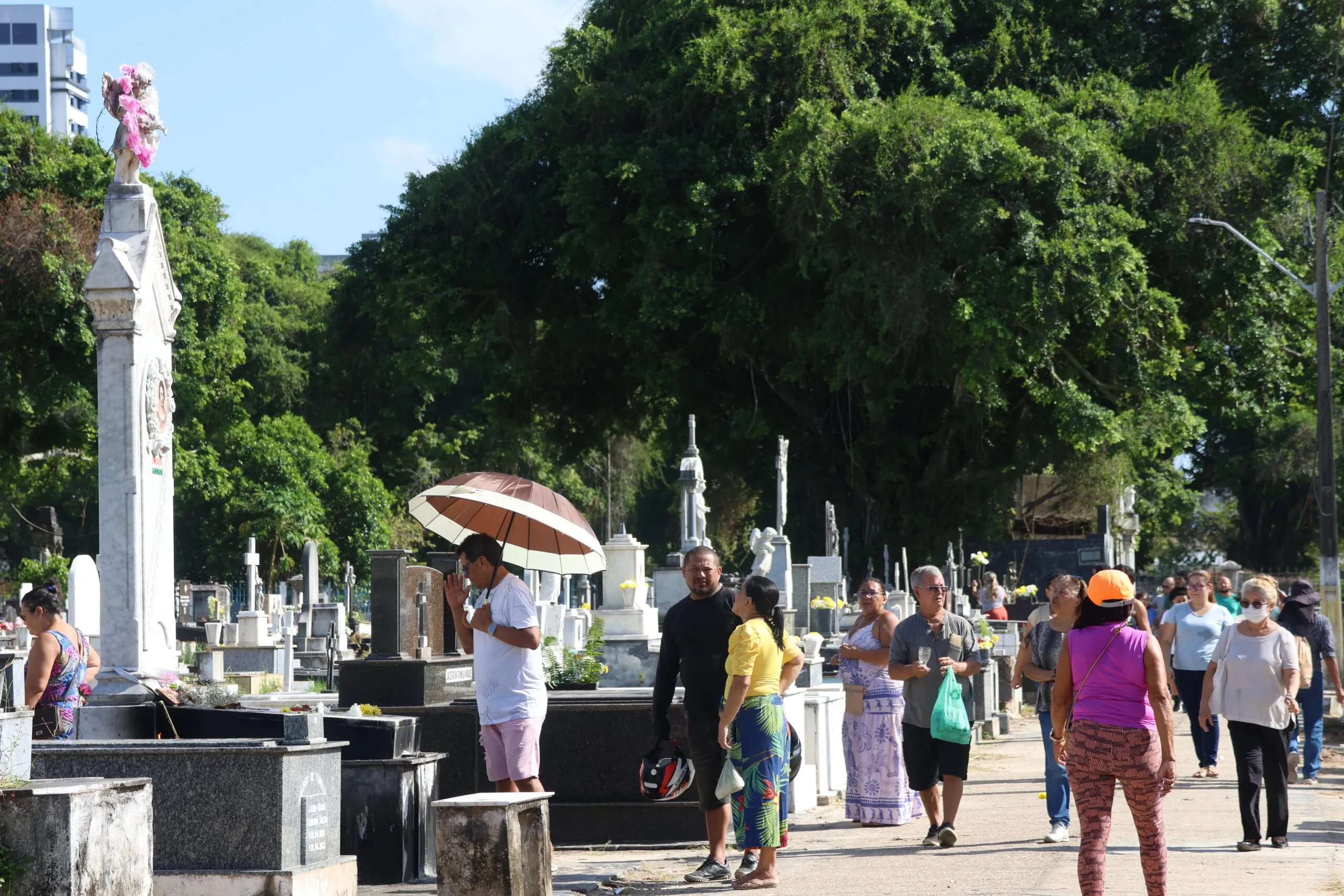 Belém, Pará, Brasil. Cidade. Movimento - Cemitério Santa Isabel - famíliares que foram prestar homenagens de Dia dos Pais. 11/08/2024. Foto: Irene Almeida/Diario do Pará.