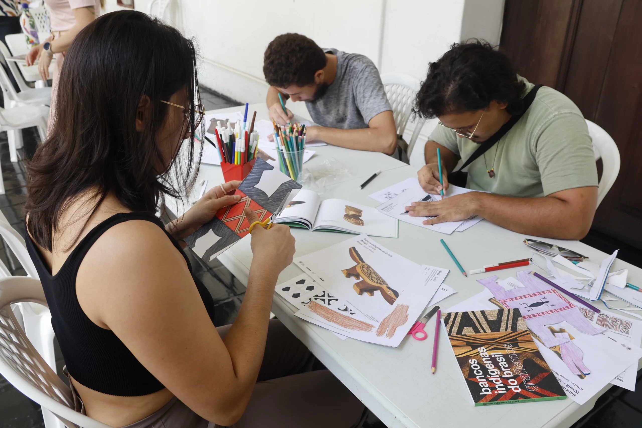 Na manhã desta quinta, o Museu do Estado do Pará (MEP) realizou a oficina de grafismo "Bancos Indígenas do Brasil"