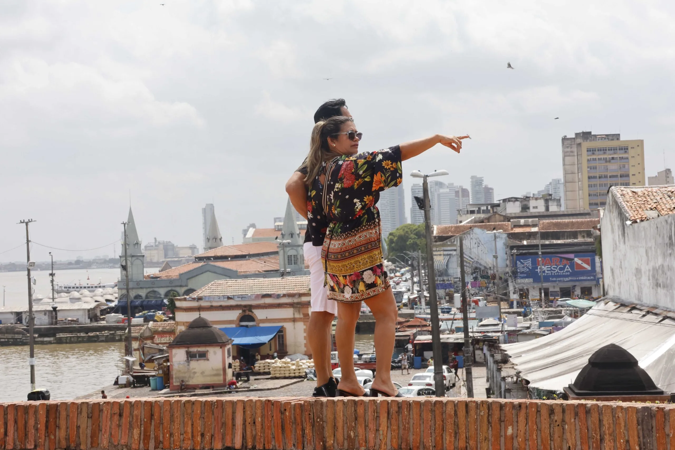 Muita gente aproveitou o feriado de Adesão do Pará à Independência para realizar passeios ou atividades culturais na capital paraense. Umas das opções disponíveis foi a programação do Preamar do Patrimônio, promovida pela Secretaria de Estado de Cultura (Secult), por meio do Sistema Integrado de Museus e Memoriais (SIMM/Secult).

Na manhã de ontem, o Museu do Estado do Pará (MEP) realizou a oficina de grafismo "Bancos Indígenas do Brasil", uma atividade que fez referência ao grafismo de bancos indígenas de 40 etnias da Amazônia e da Terra Indígena do Xingu, no Mato Grosso. Os participantes realizaram grafismos de bancos com estruturas de animais da fauna brasileira, como mutum, jacaré e tatu.

"Essa oficina é uma extensão da exposição 'Bancos Indígenas do Brasil - Grafismos' que tivemos aqui no Museu e encerrou neste mês. A atividade é uma forma de valorizar a beleza das formas, cores e texturas dos bancos indígenas brasileiros", ressalta Nilson Damasceno, ministrante da oficina e técnico em gestão cultural.

O estudante do curso de Conservação e Restauro, Wesgley Rodrigues, 26 anos, foi um dos participantes da oficina de grafismo. Ele soube da atividade pelas redes sociais e aproveitou que estava em Belém no feriado para conhecer mais sobre arte indígena e grafismo. "É a primeira vez que participo de uma oficina deste tipo. Pra mim é uma novidade muito interessante em poder aprender essa arte". A oficina de grafismo continua no próximo sábado (17), das 9h às 12h, no MEP. Entrada gratuita bastando chegar no local.


Forte do Castelo

Um dos pontos mais antigos e visitados na capital paraense, o Forte do Castelo também foi o destino de visitantes no feriado. Aproveitando a folga do trabalho, a técnica em enfermagem Mirtilla Samilli, 30 anos, veio com o marido Altair Souza, 42 anos, e a filha Clara, que comemorava aniversário no dia. "Sempre saio com minha família para visitar os espaços públicos de Belém. Aproveitamos que era aniversário da nossa filha e trouxemos ela para passear aqui, um lugar muito importante pra história e cultura da nossa cidade", destaca Mirtilla.

Quem também visitou o Forte foram os turistas paulistas Eli Fernandes, contador e advogado, e José Augusto Pinto, aposentado, ambos com 80 anos de idade. É a primeira vez da dupla de turistas em terras belenenses. Eles ressaltaram a beleza da paisagem a partir do Forte, com vista para as águas da Baía do Guajará, os barcos atracados e o Mercado do Ver-o-Peso, além das Igrejas da Sé e de Santo Alexandre. "A vista é bonita e aqui senti muita receptividade das pessoas com os visitantes", destaca Eli Fernandes sobre a passagem pelo Forte. Foto: Mauro Ângelo/ Diário do Pará.