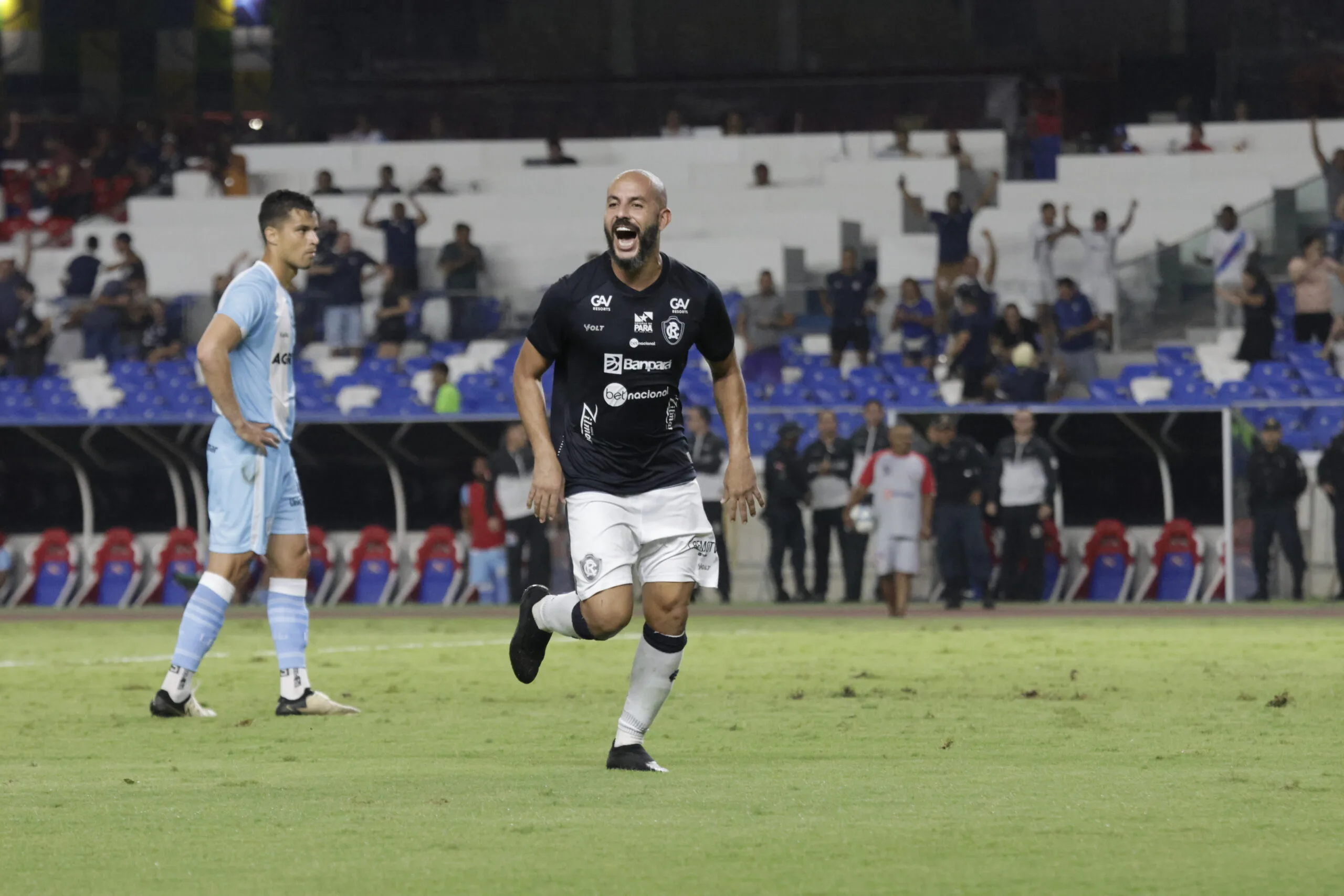 A vitória sobre o Londrina por 3 a 0, um dos postulantes a uma das duas vagas que restam para a fase final, serviu para presentear a torcida