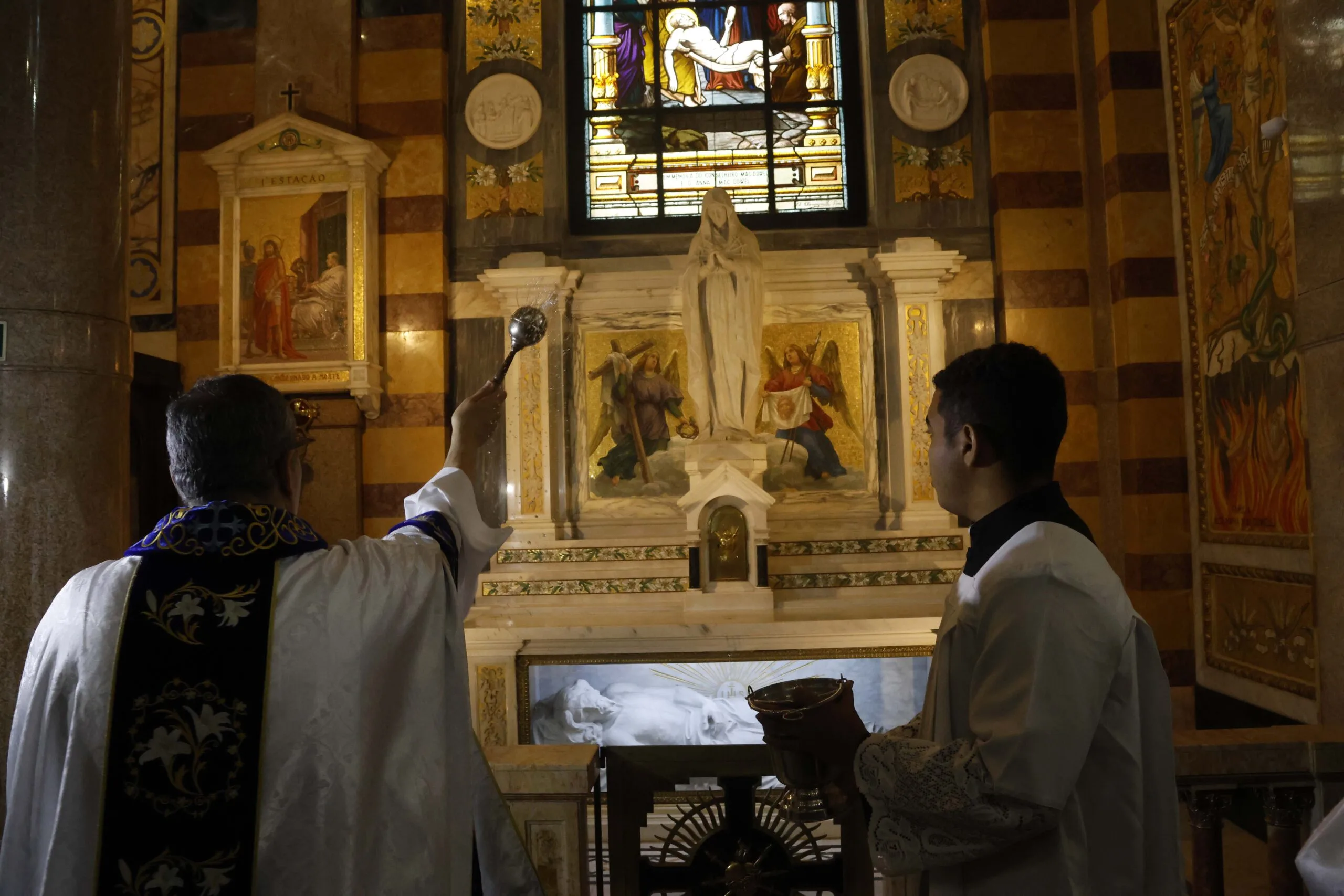 Neste sábado (17), data que marcou o Dia do Patrimônio Histórico Nacional, as quatro capelas laterais do lado esquerdo da Basílica Santuário foram entregues e restauradas com nova iluminação.