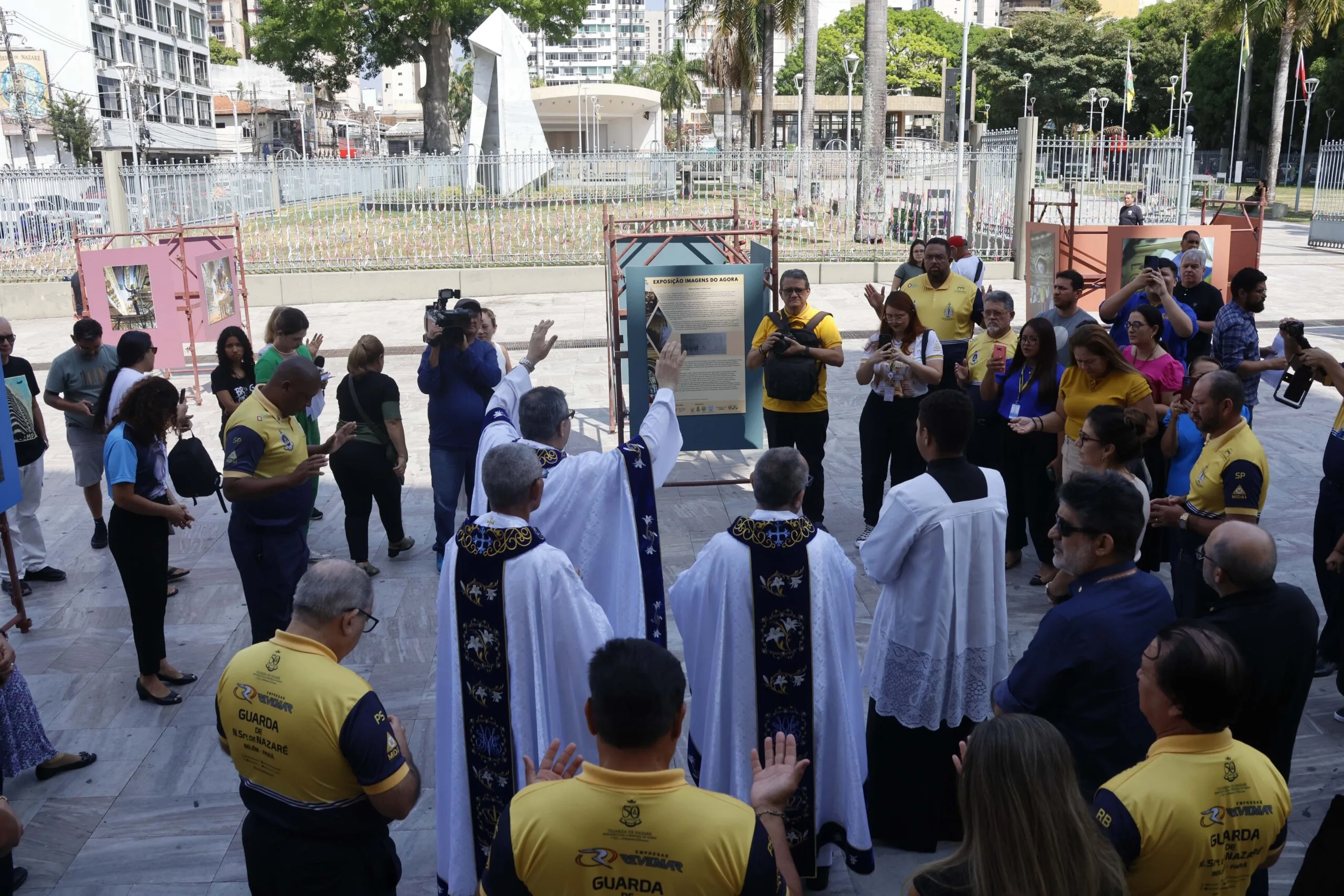 Após o ritual, o padre convidou todos os presentes na Basílica para a benção às capelas, com o rito de aspersão com água benta.