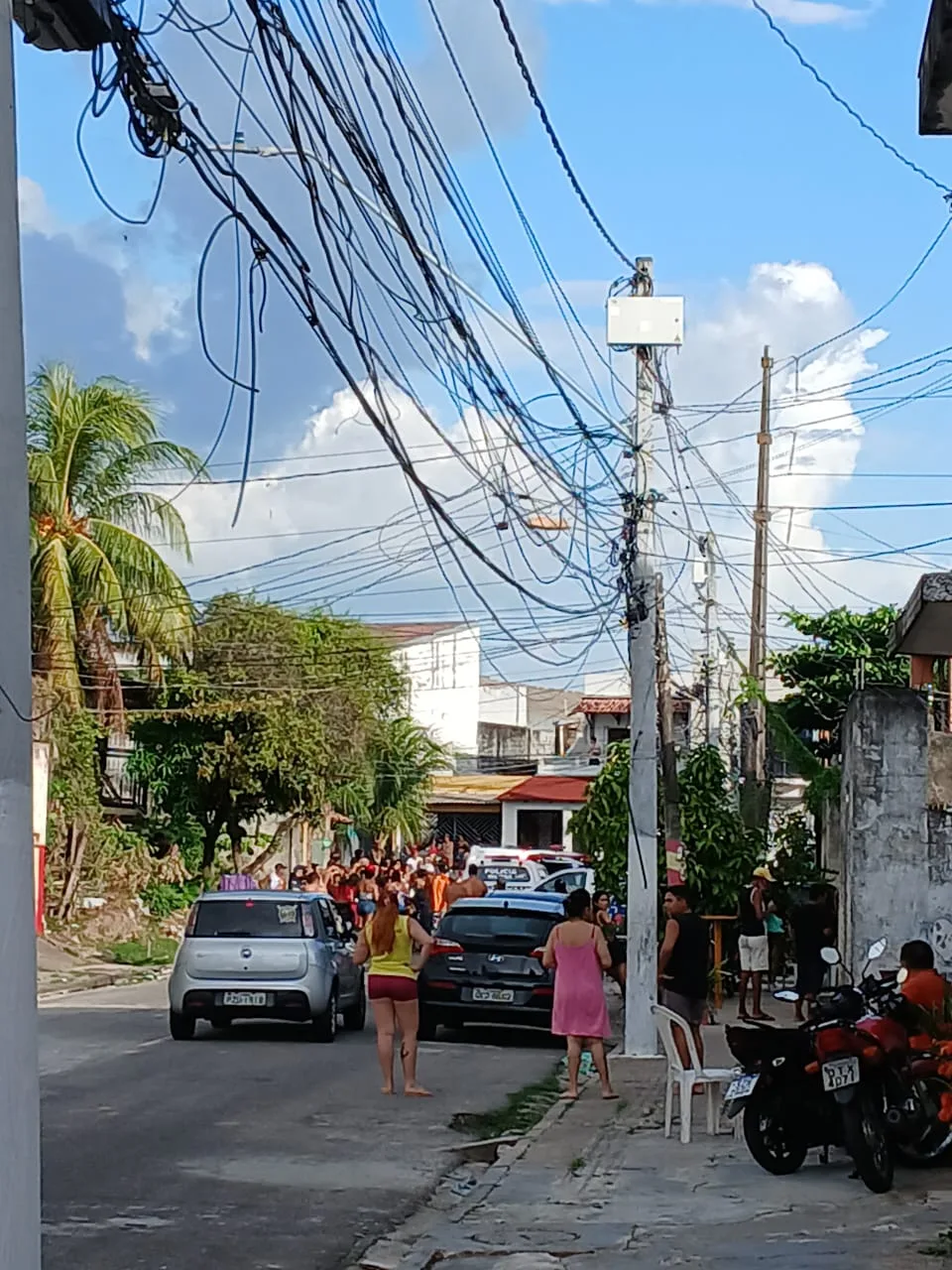 Um adolescente de 17 anos foi fuzilado em plena luz do dia sem dó nem piedade na tarde deste domingo (11) por homens que o perseguiu por algumas ruas