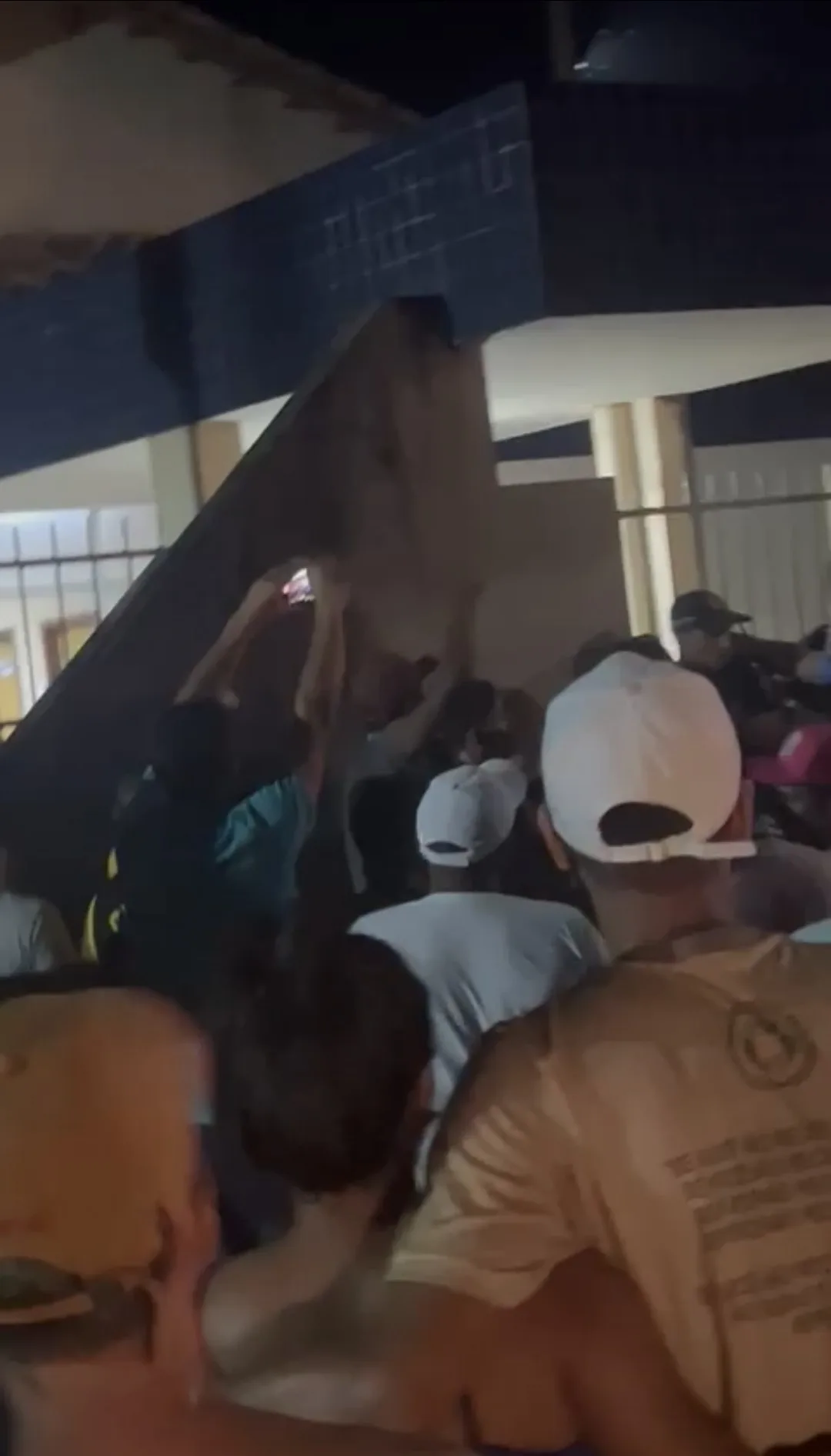 Durante os procedimentos na delegacia de Vitória do Xingu, muitos populares se aglomeraram em frente a delegacia pedindo justiça e ameaçando invadir o prédio para matar o suspeito.