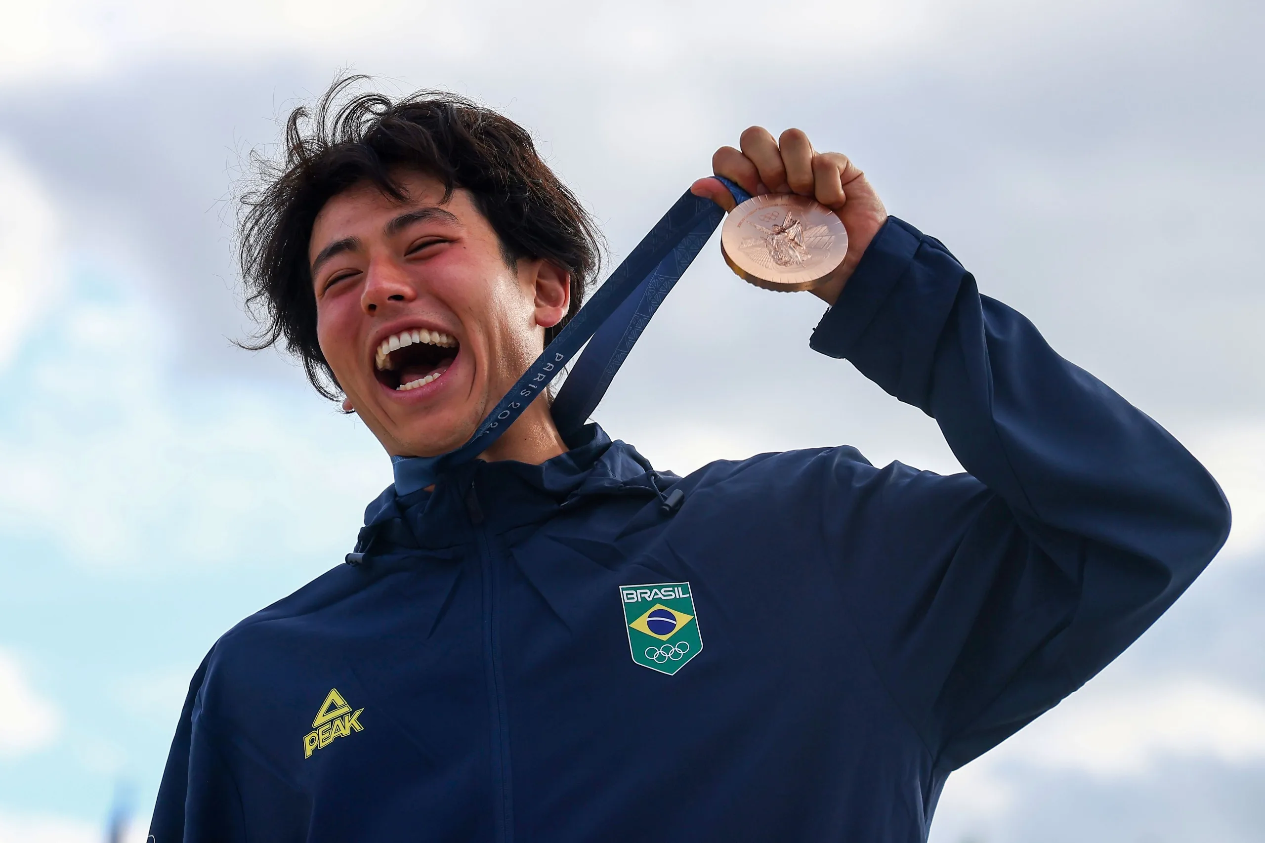 Augusto Akio com a medalha de bronze conquistada na final de hoje. Foto: Luiza Moraes/COB