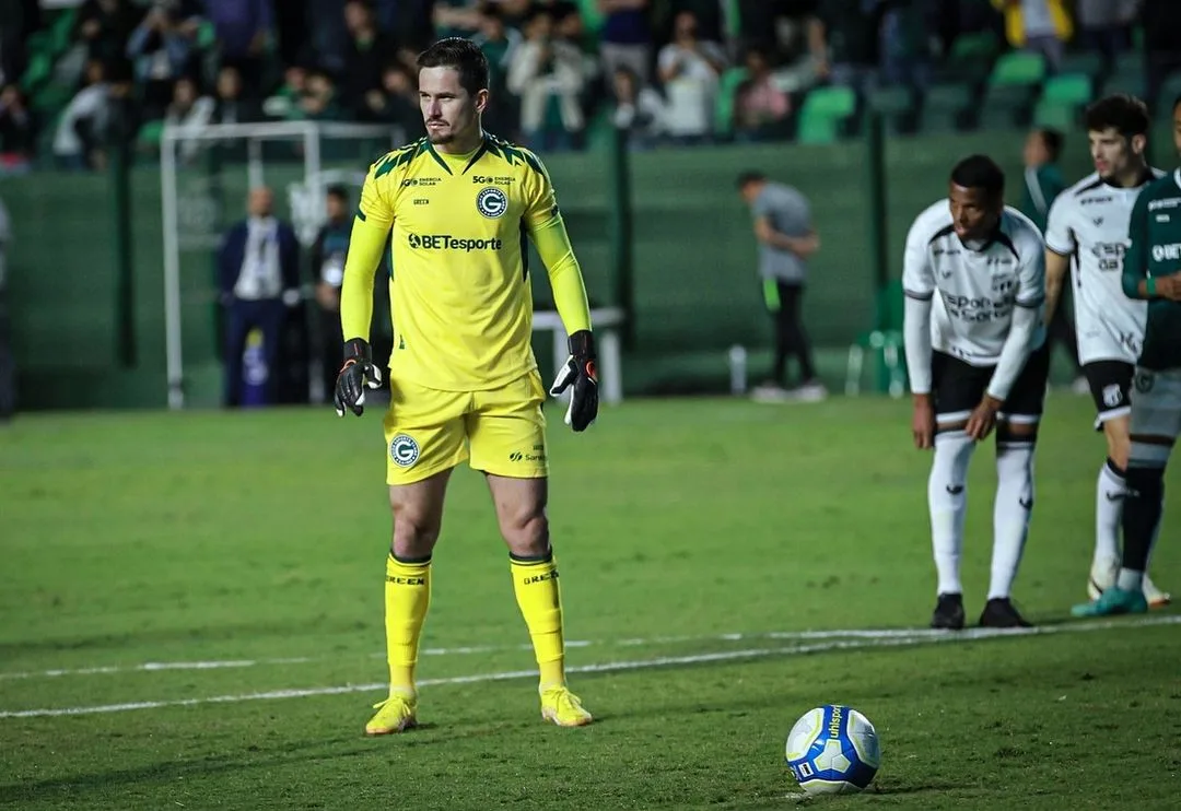 Tadeu marcou os dois gols da vitória do Goiás sobre o Ceará, no Hailé Pinheiro Créditos: Rosiron Rodrigues/Goiás