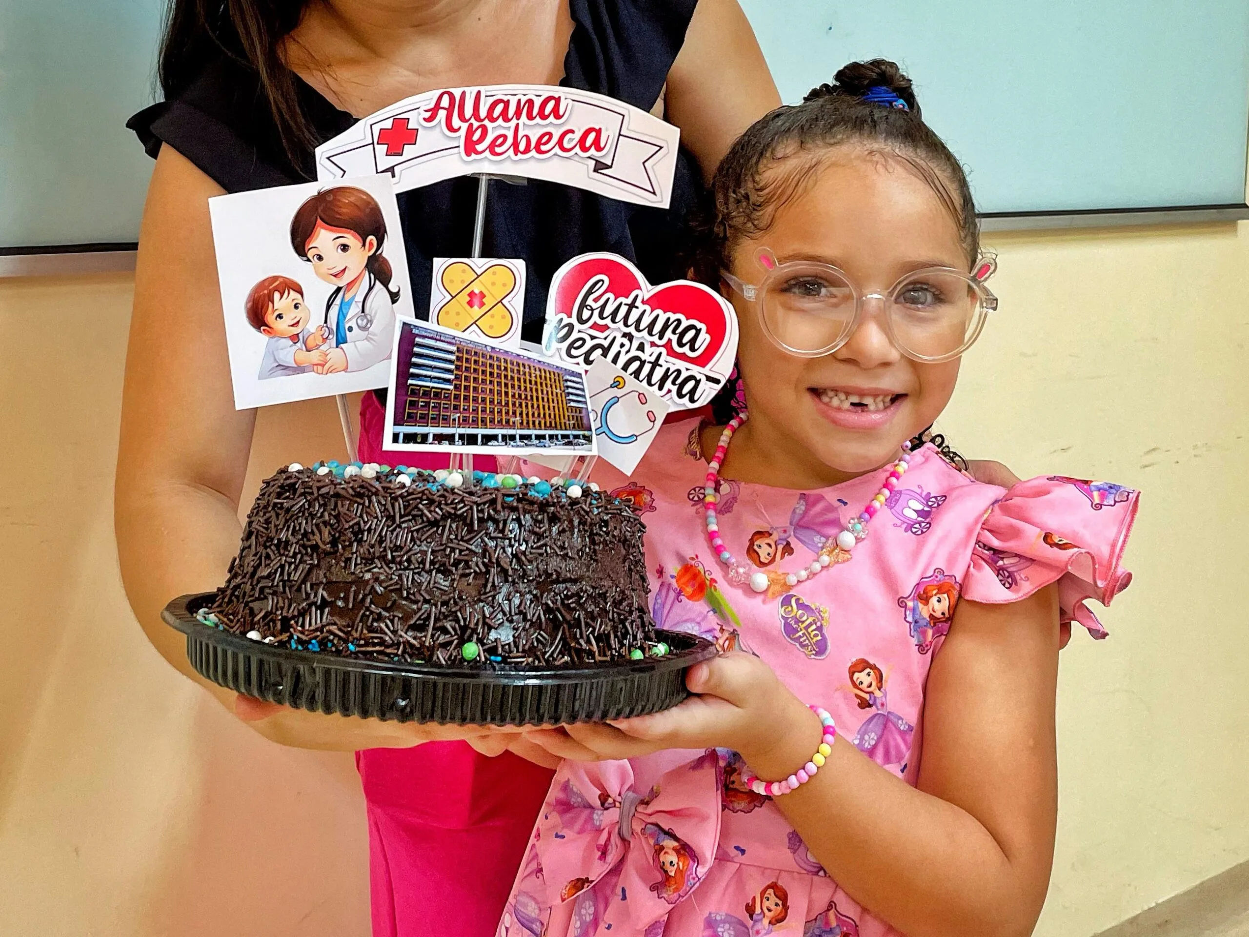 Criança comemora aniversário com tema de hospital após oito meses internada