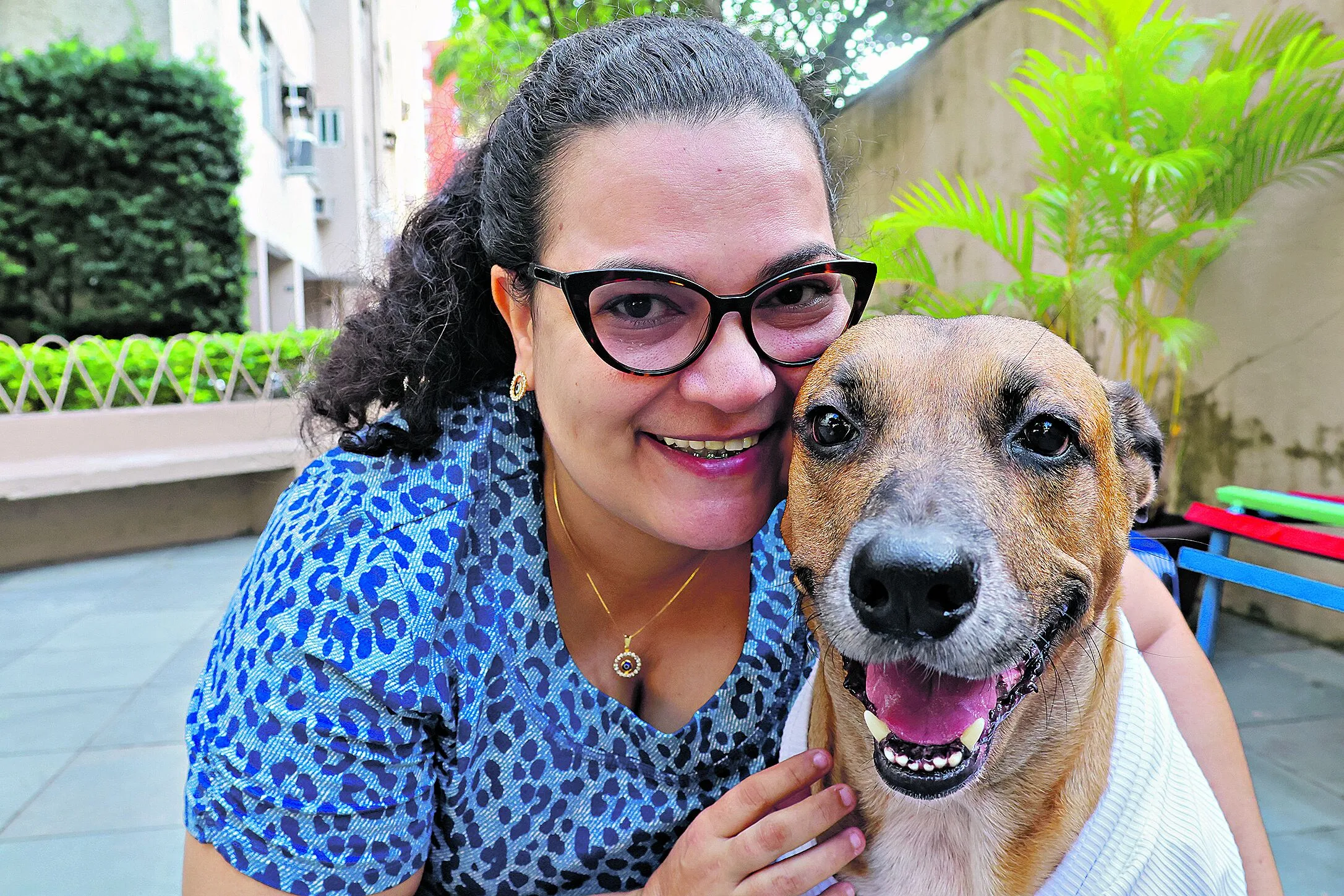 Jacirema Miranda, 45 anos, nutricionista e pet chef e seu pet Xodó. Foto: Mauro Ângelo/ Diário do Pará.