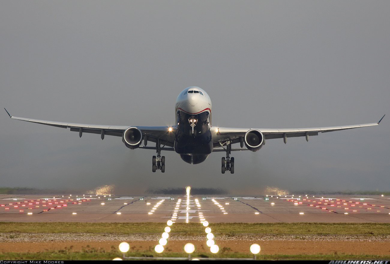 Estes voos duram cerca de 4h30 e o preço das passagens deve girar em torno de quatro mil reais, ida e volta.