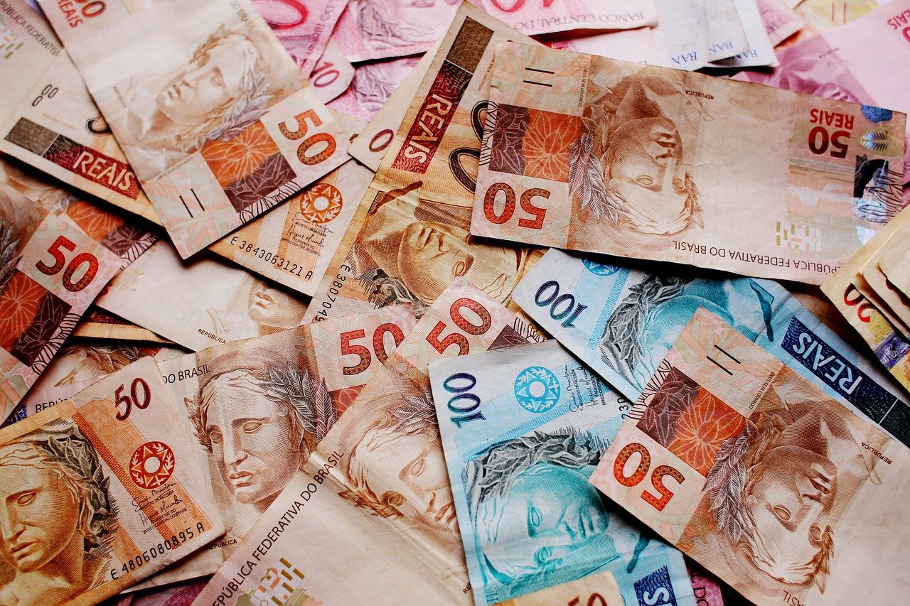 Contas antigas, tarifas devolvidas e até consórcios encerrados podem guardar valores que pertencem a você. Saiba como consultar e resgatar gratuitamente