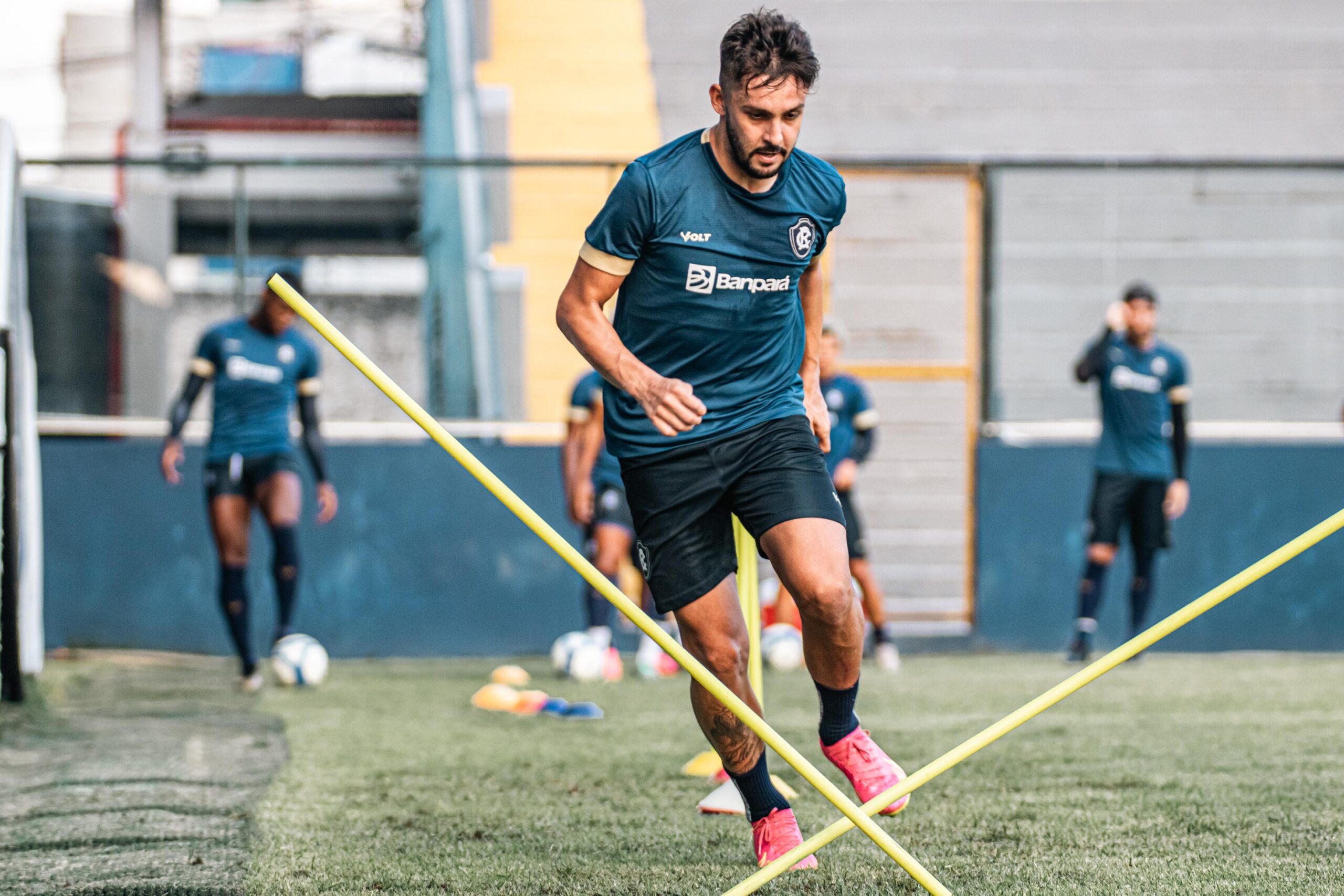 Descubra todos os detalhes da renovação de contrato do meia Pavani com o Clube do Remo. Saiba mais sobre sua contribuição para o time azulino.