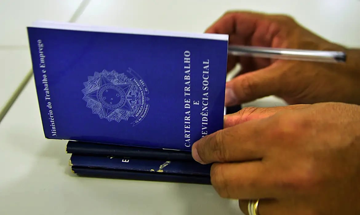 Nos últimos tempos, influenciadores têm usando as redes sociais para falar mal do trabalho com carteira assinada. Há vários problemas, mas também benefícios importantes, como férias e 13º salário