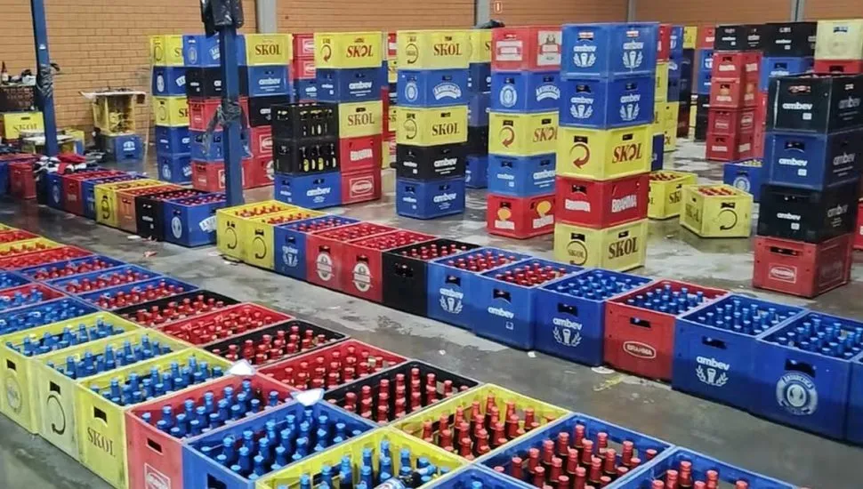 A Polícia Militar descobriu o barracão onde funcionava toda a operação. E flagrou 592 engradados de cervejas com garrafas de 600 ml.