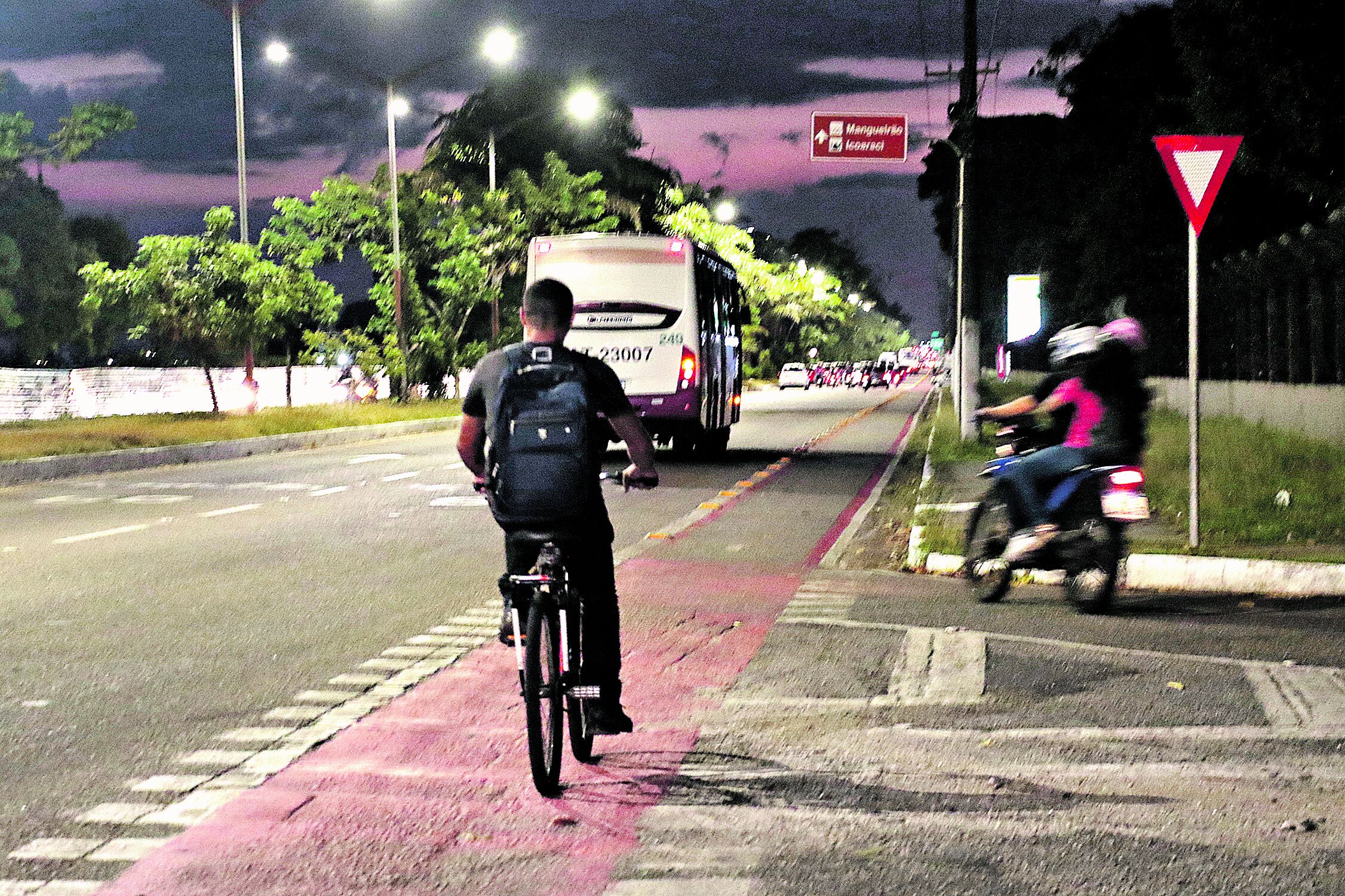 Nesta segunda-feira (19), é celebrado o dia de quem anda pelas ruas em duas rodas a trabalho ou lazer e precisa enfrentar um trânsito agressivo. Segundo pesquisa, houve aumento de internações por acidentes com bicicletas