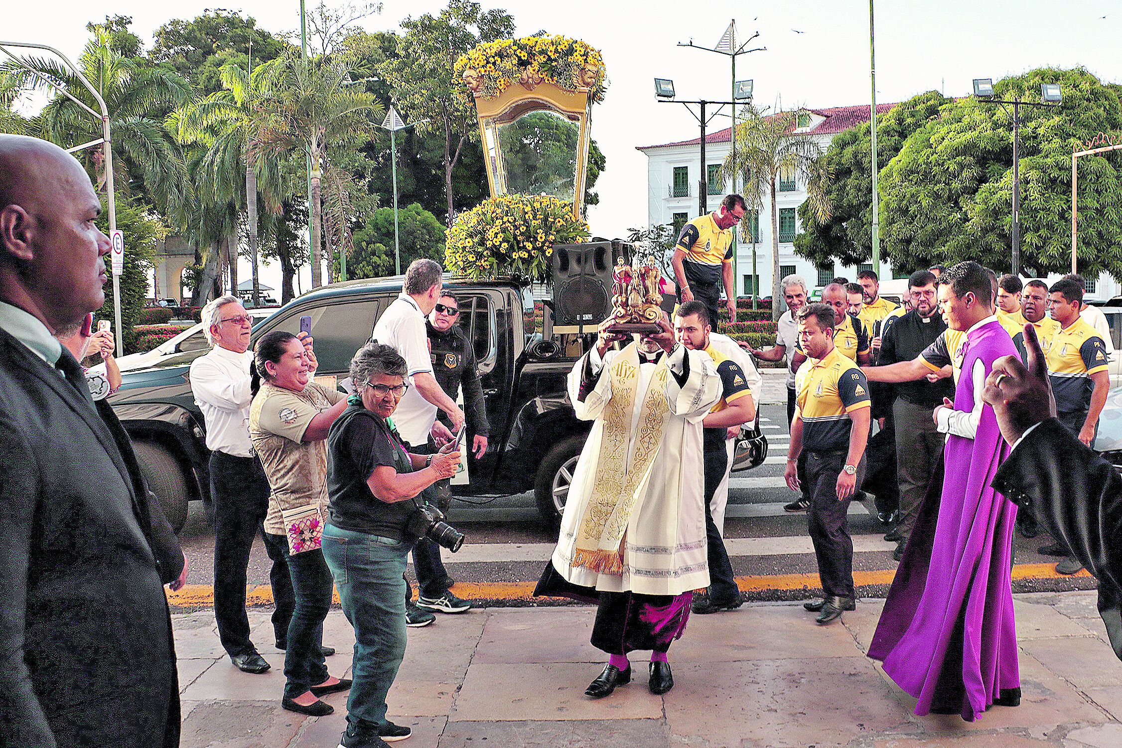 Ao som de cânticos e orações, a imagem peregrina do Divino Pai Eterno chegou à cidade de Belém, na Catedral da Sé, para uma intensa programação