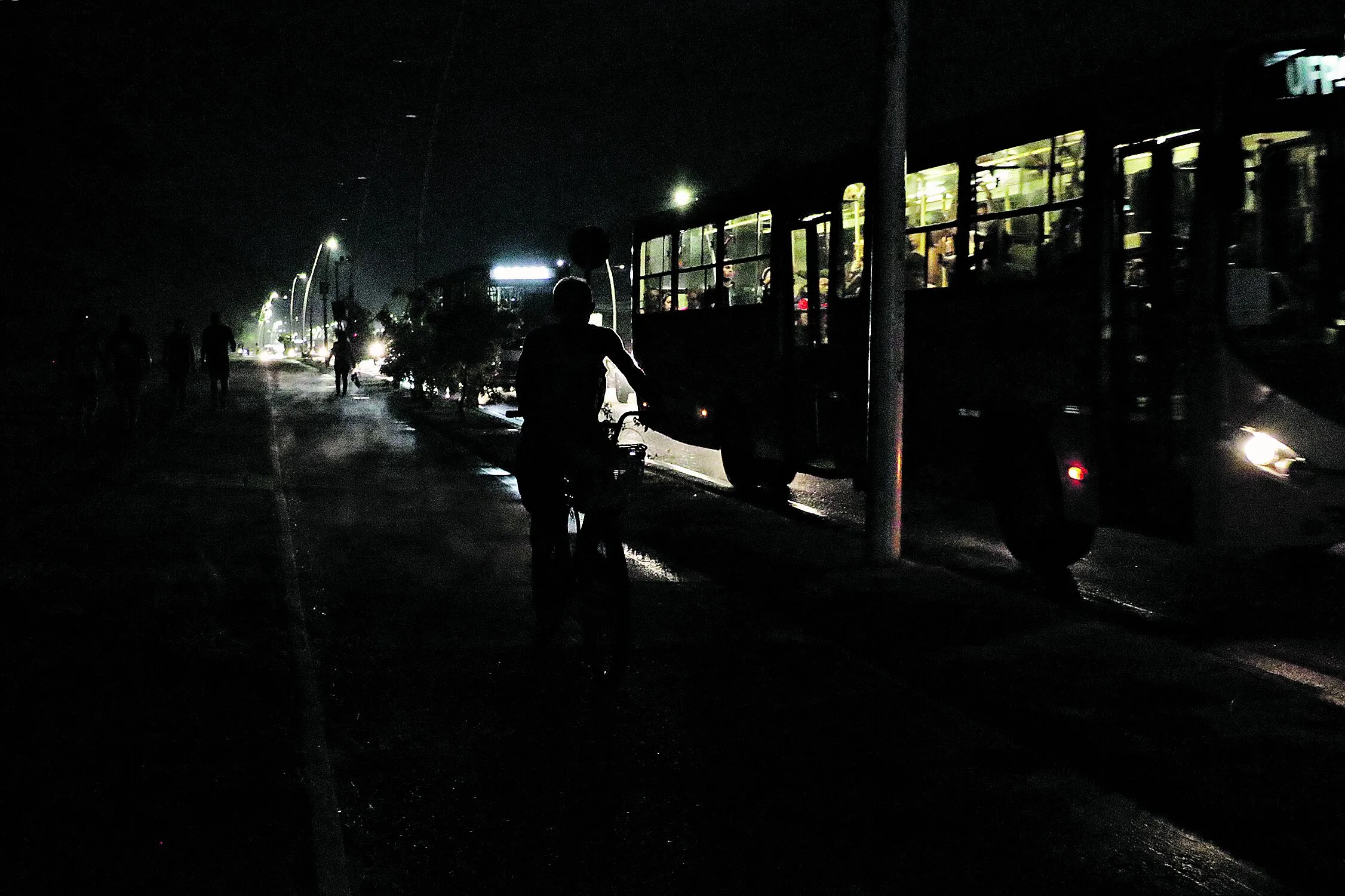 Trecho entre a rua da Marinha e a avenida Hélio Gueiros costumava ser um espaço usado para a prática de atividades físicas, mas o problema com a iluminação pública acabou afastando os pedestres